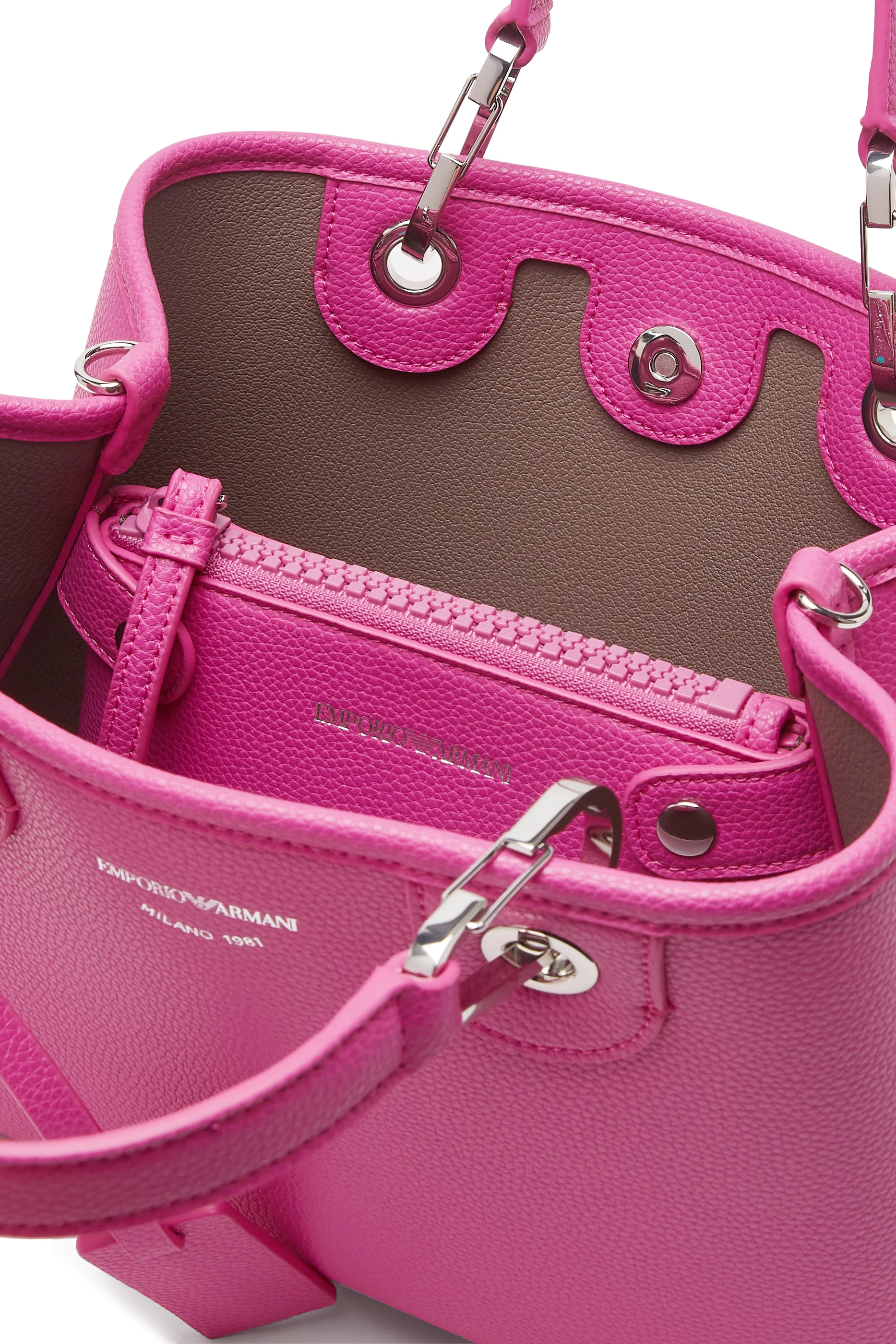 حقيبة يد مزينة بشعار الماركة