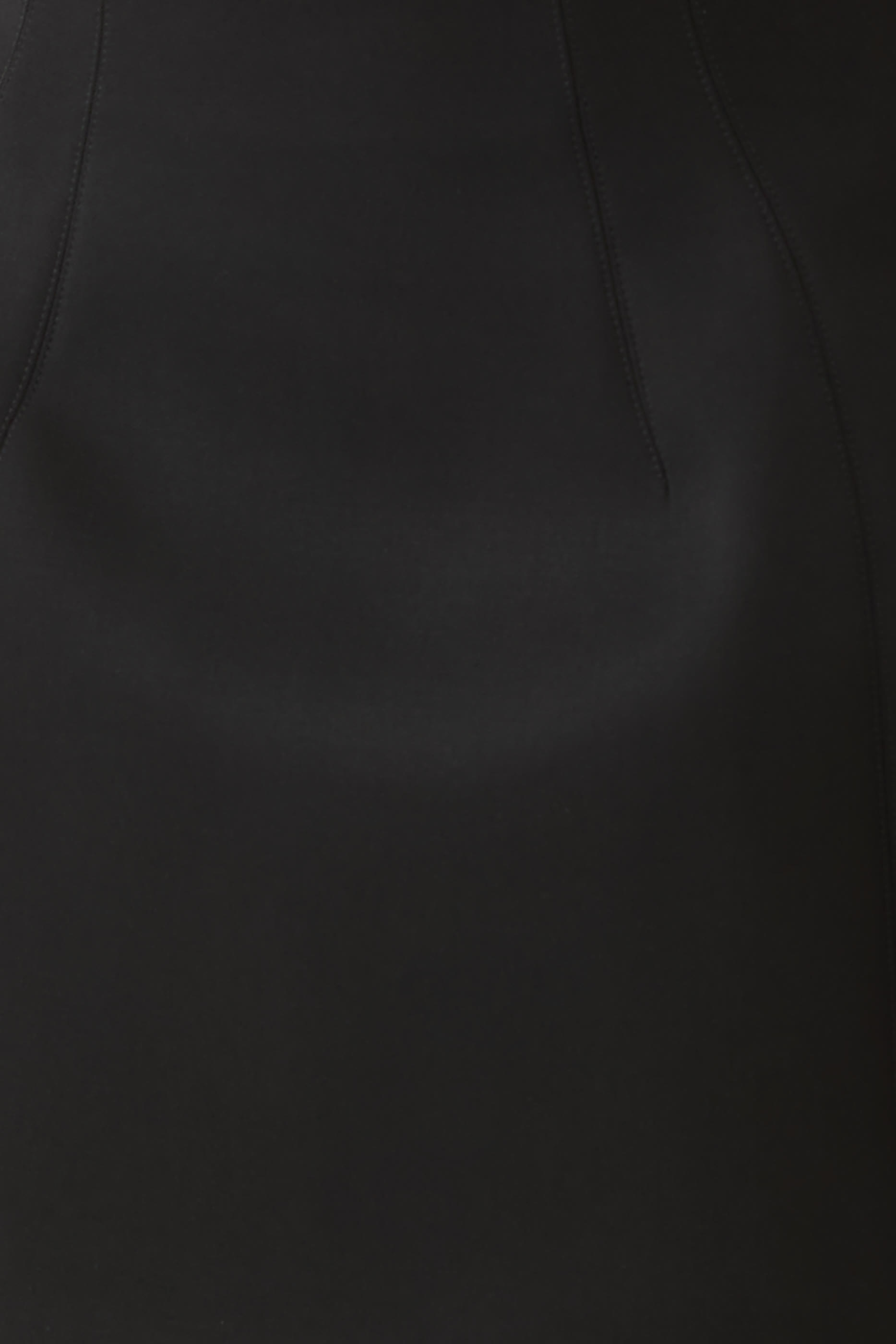 تنورة قصيرة بقصة ضيقة