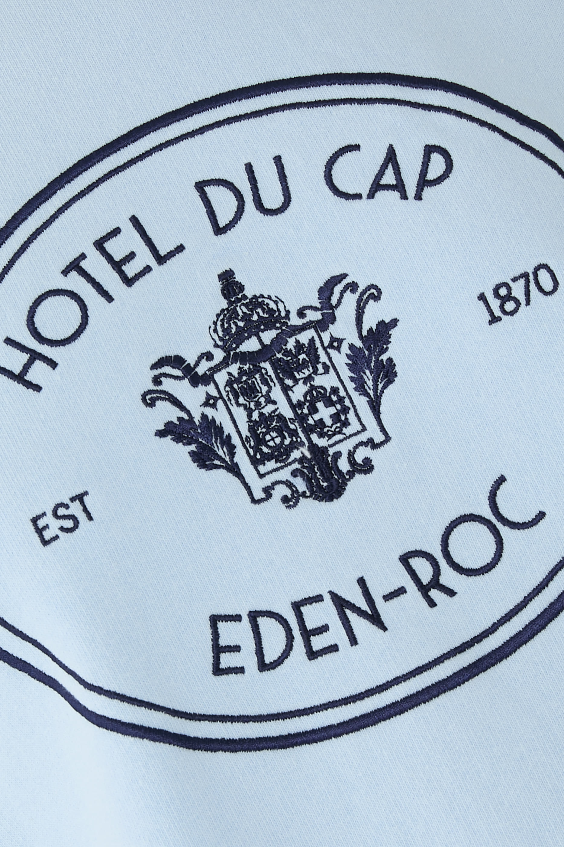 سويت شيرت بياقة ضيقة بشعار الماركة