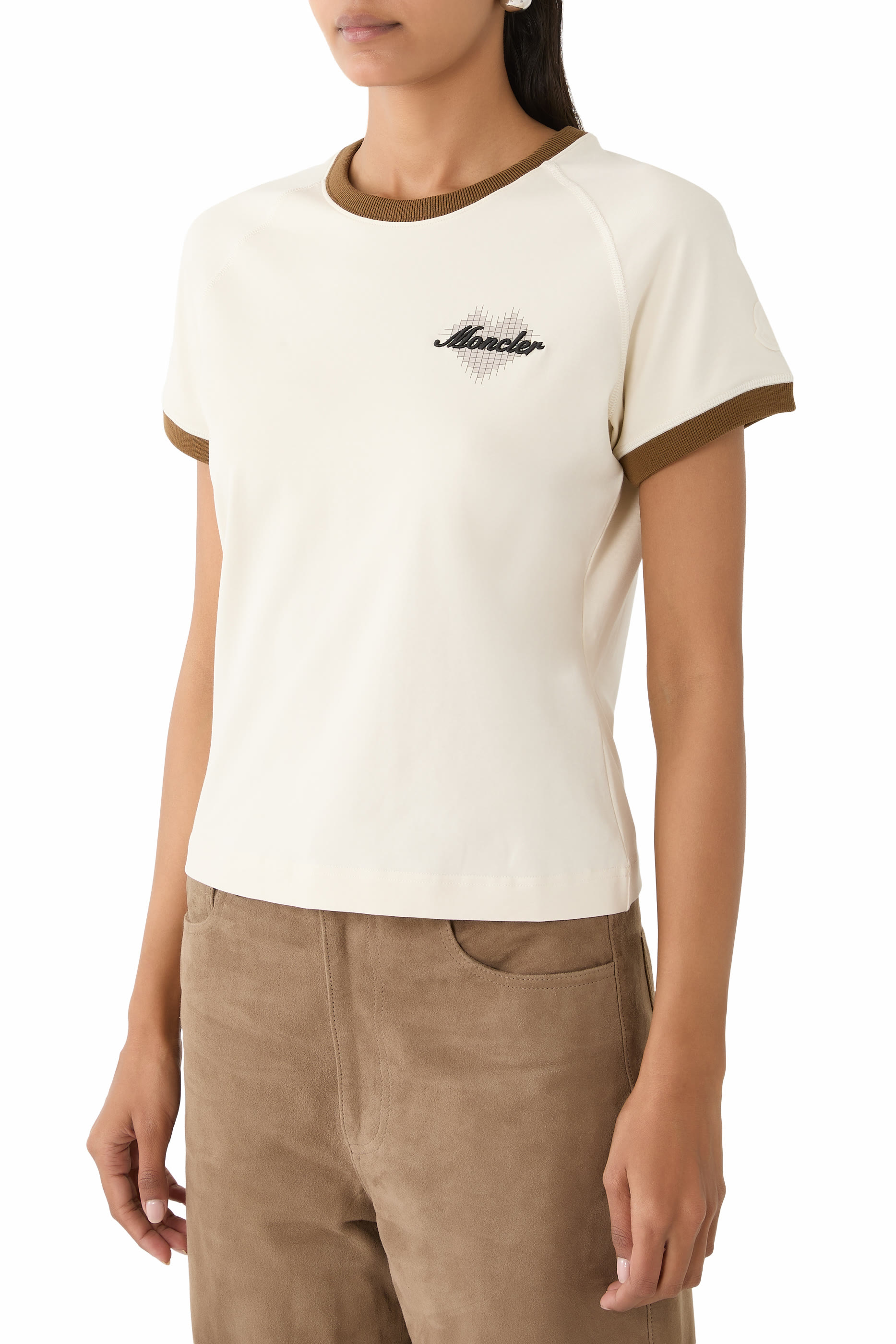 تيشيرت بأكمام قصيرة بشعار الماركة