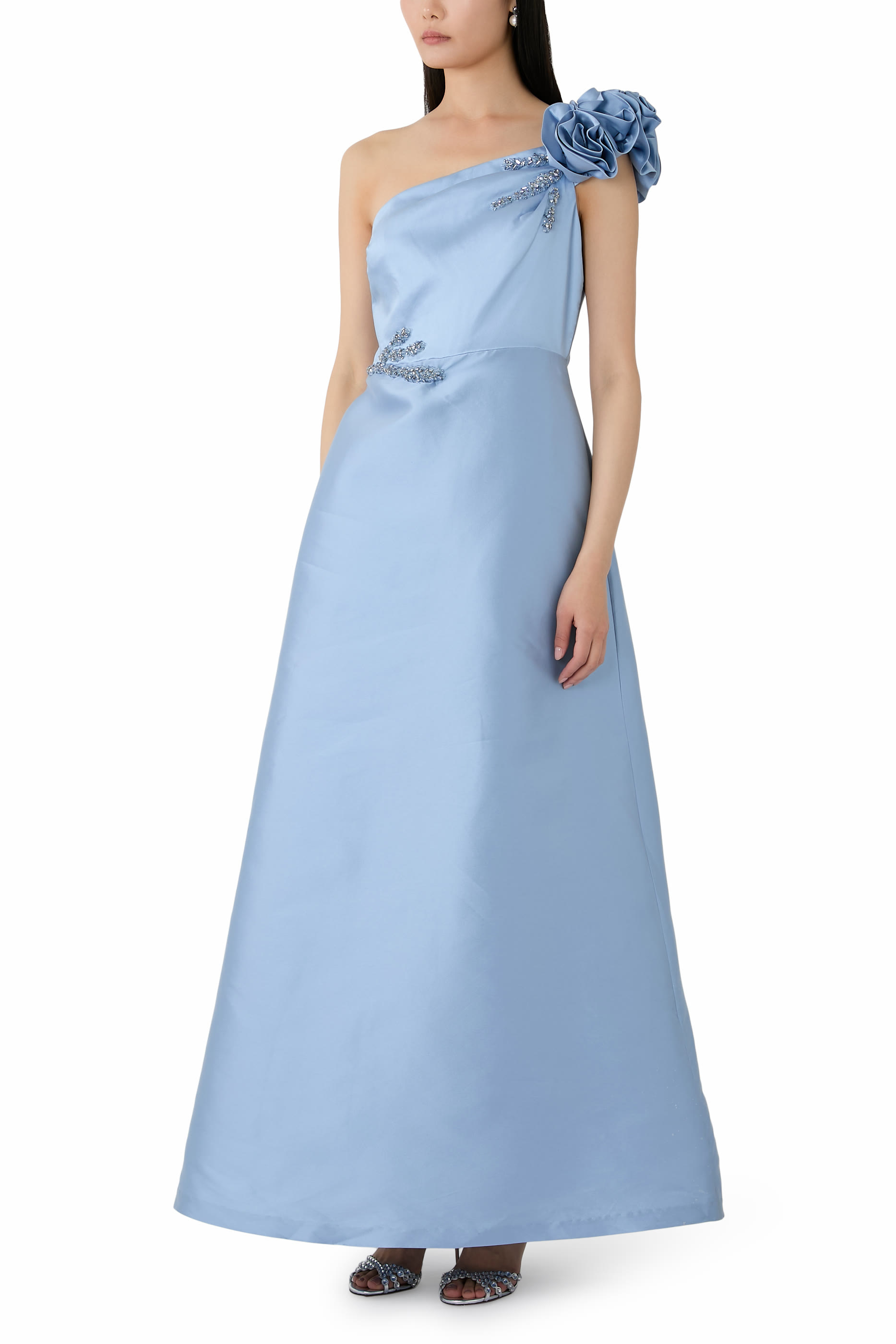 فستان سهرة بكتف مكشوف مطرز بخرز ومزين بأزهار ميكادو 