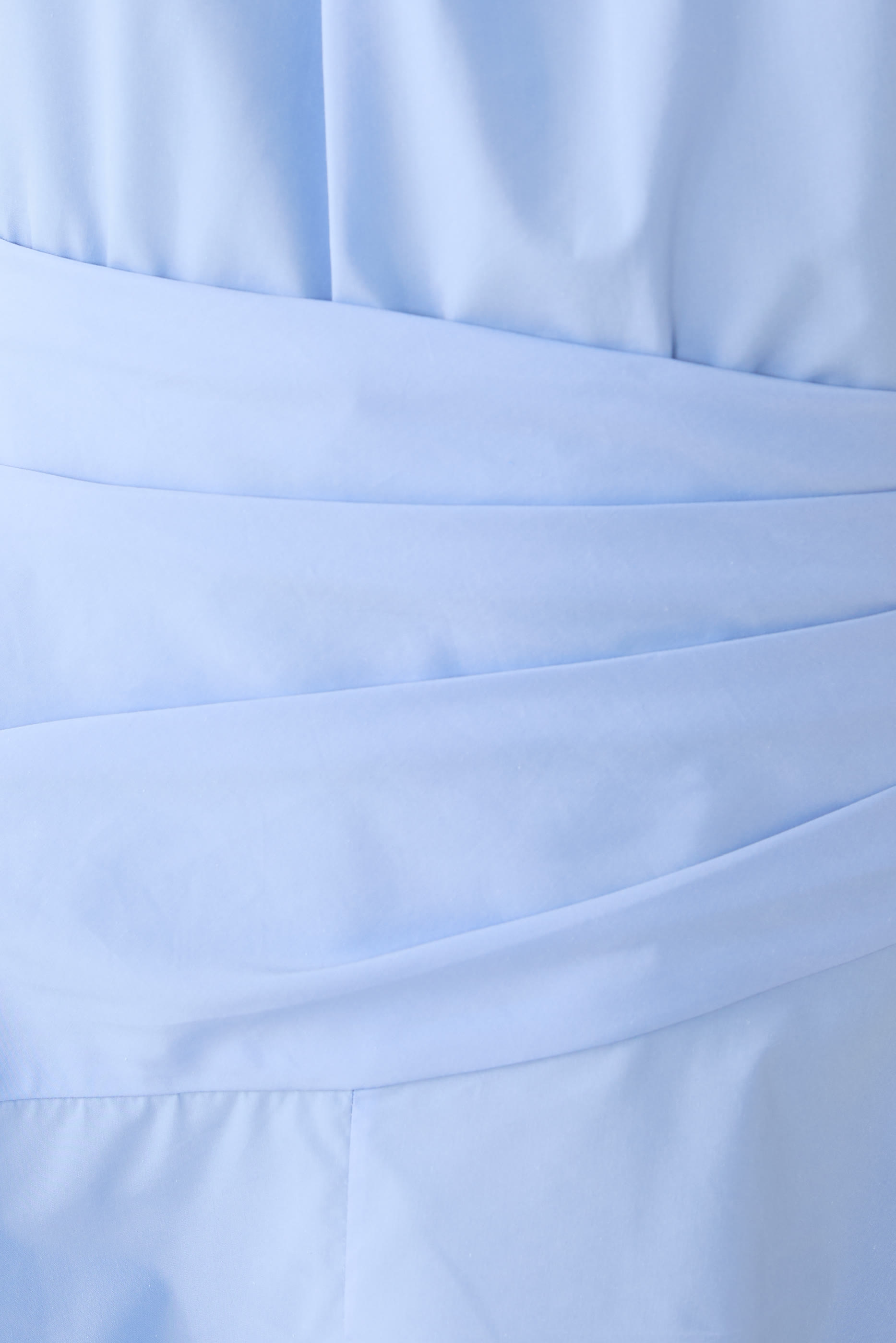 فستان بكشكش وحافة غير متماثلة