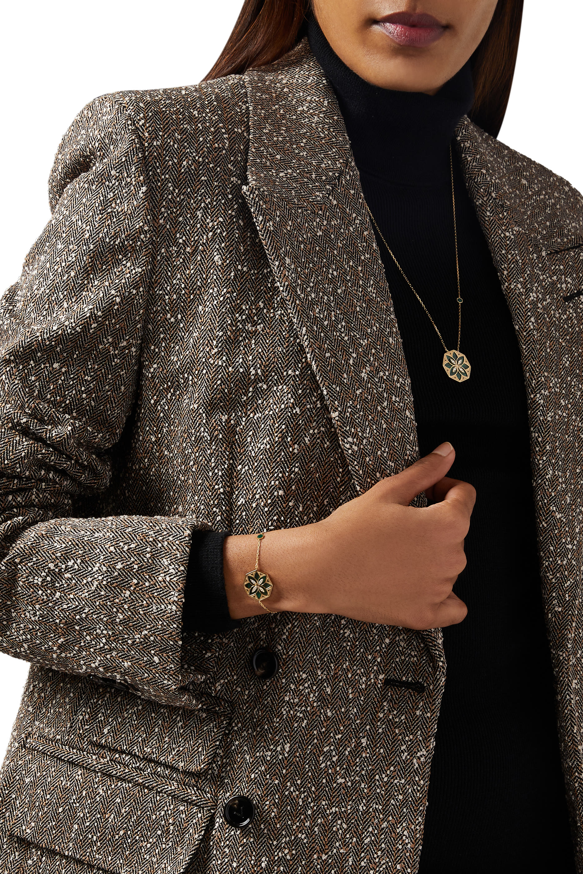 قلادة كبيرة ورد تراث مرصعة بحجر ملكيت وماس، ذهب أصفر عيار