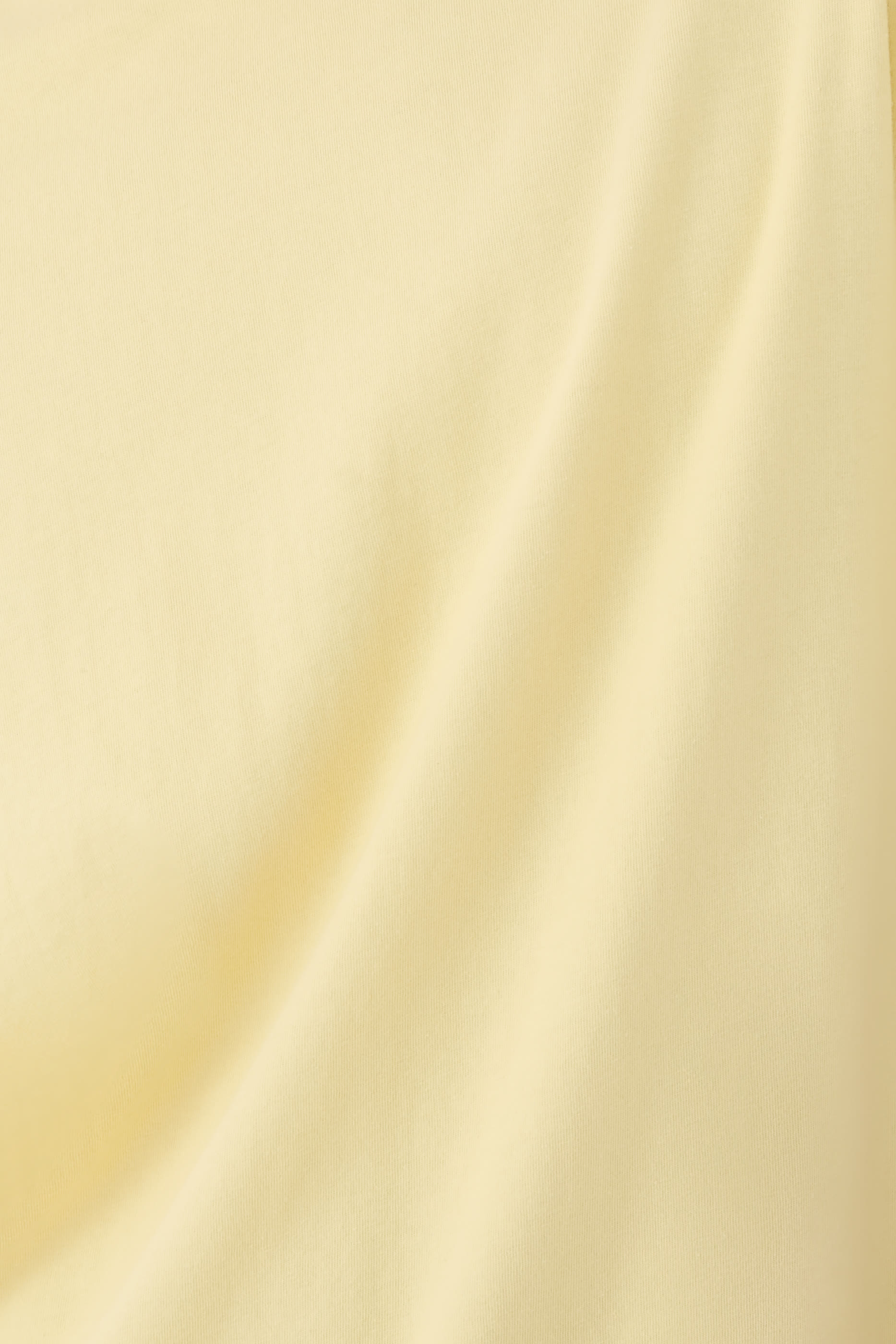 تيشيرت بأكمام قصيرة وياقة ضيقة