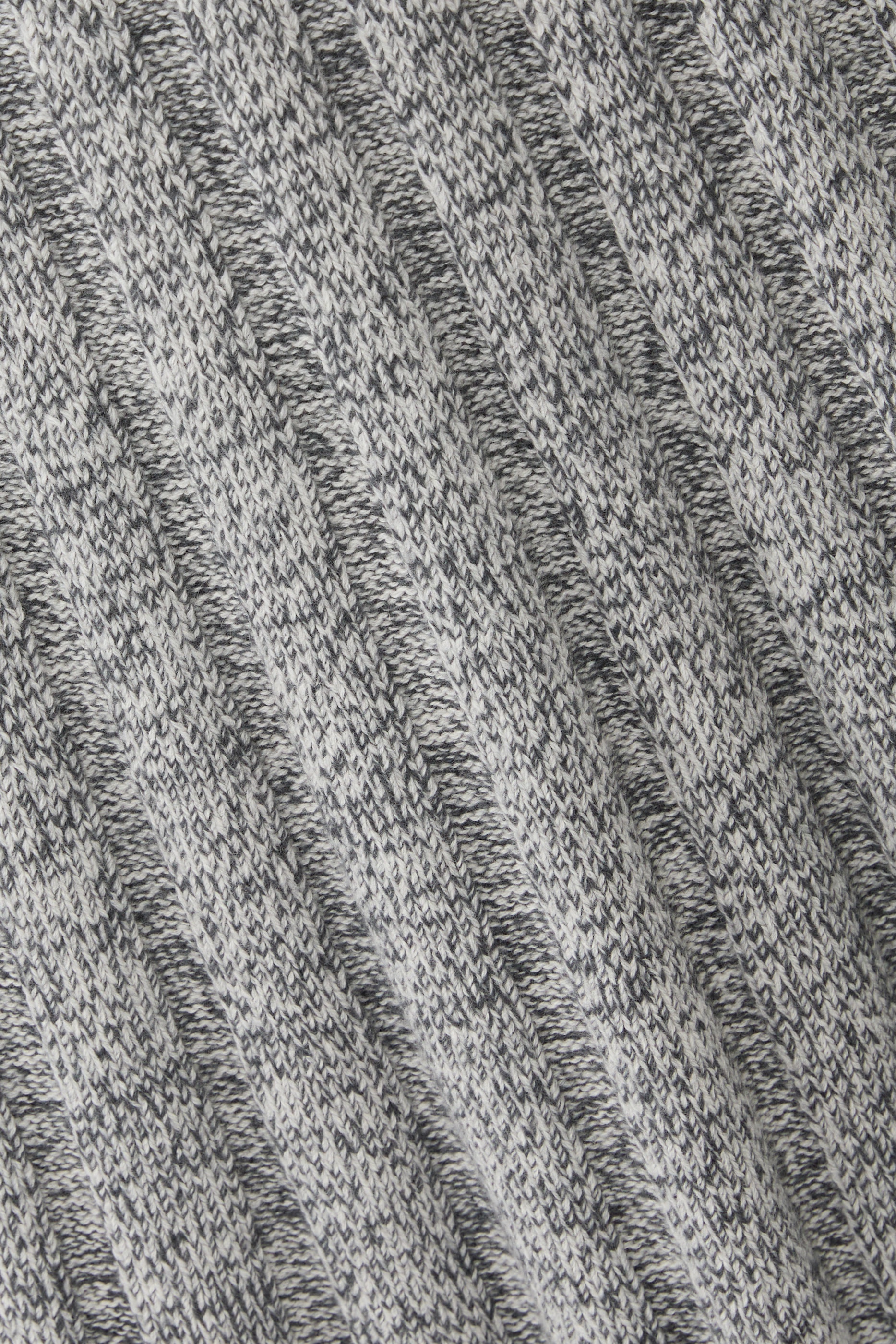 تنورة متوسطة الطول بطيات