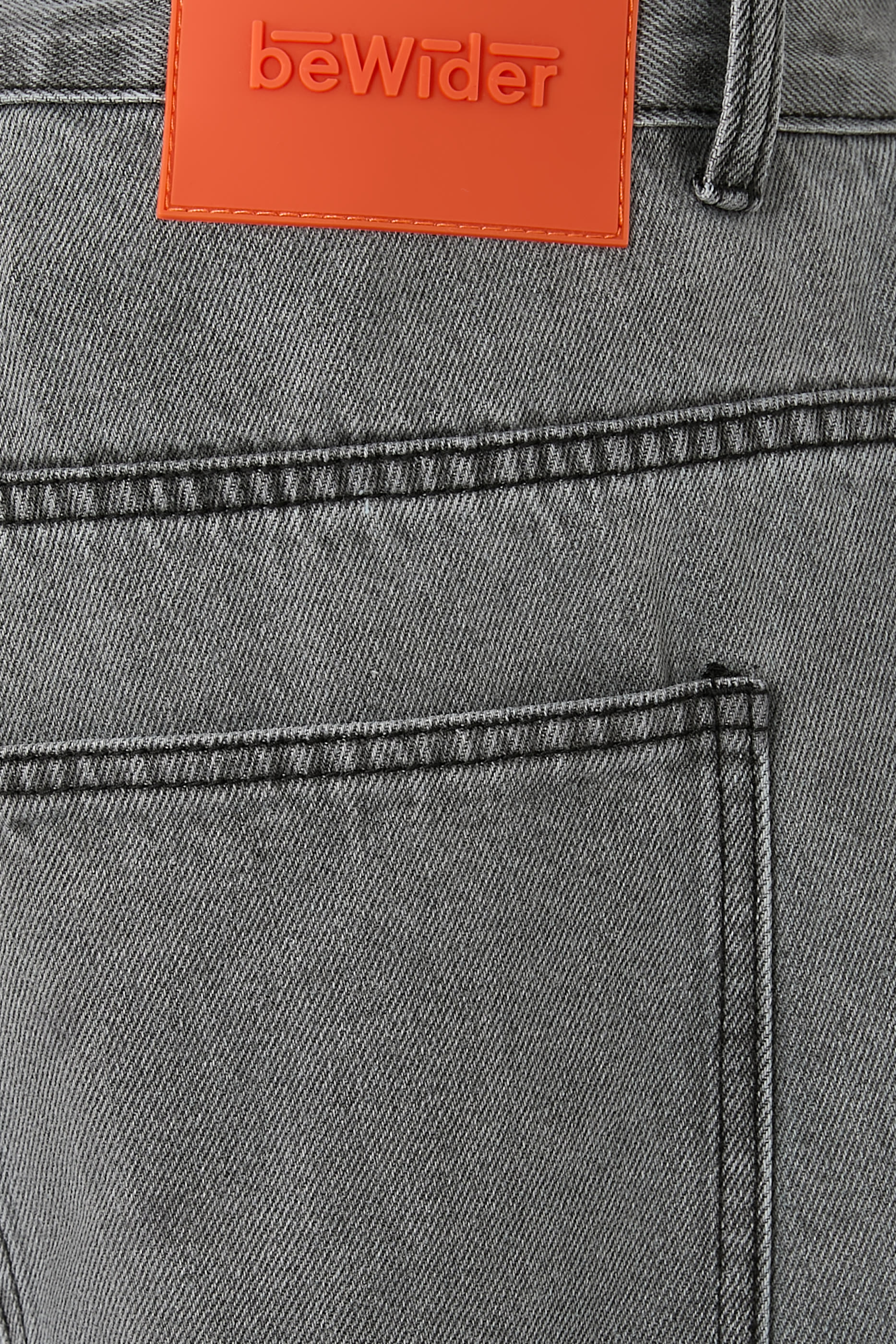 جينز دينم واسع بتفاصيل خياطة بارزة