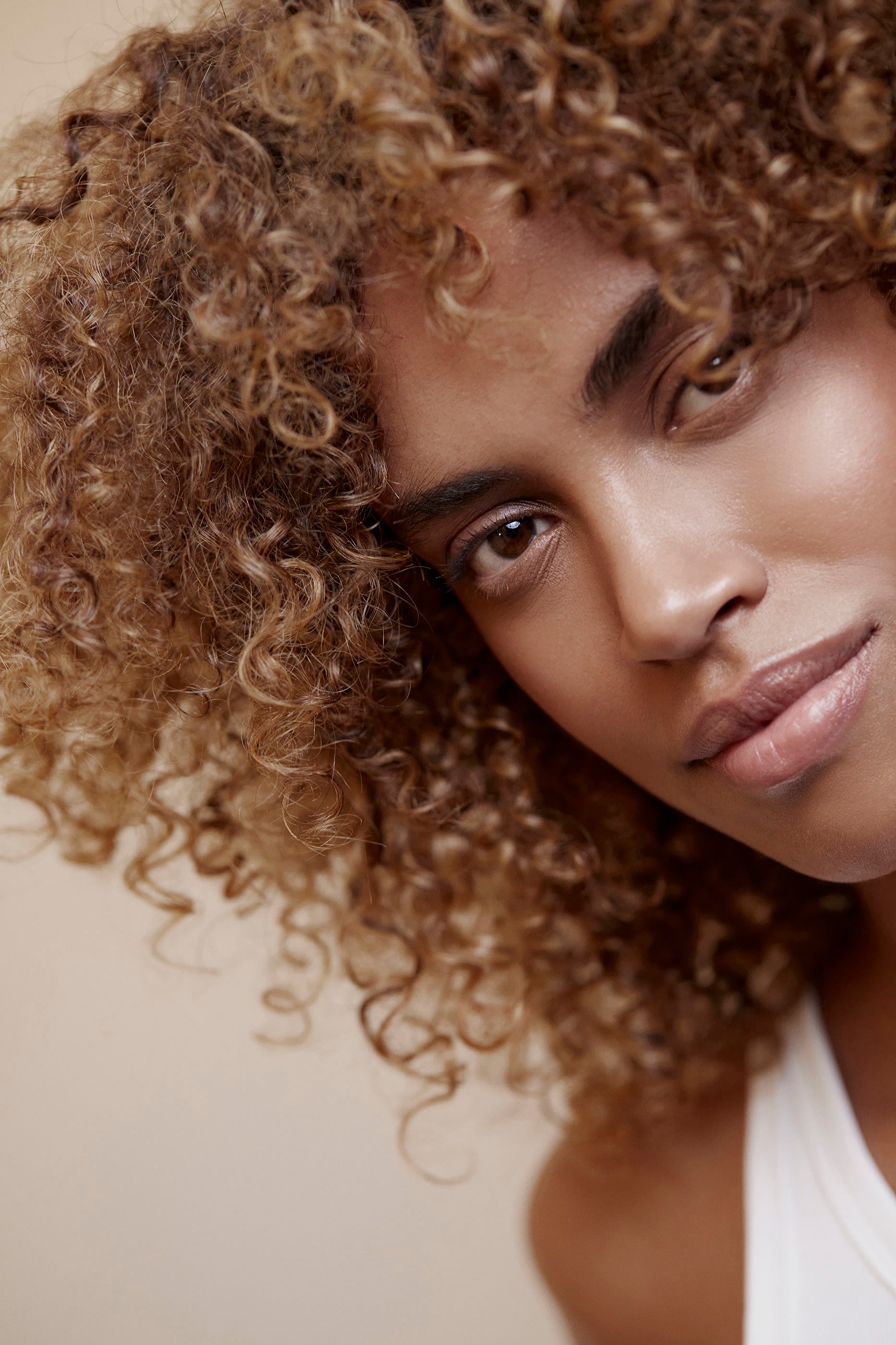 قناع مركز لتغذية الشعر والعناية به