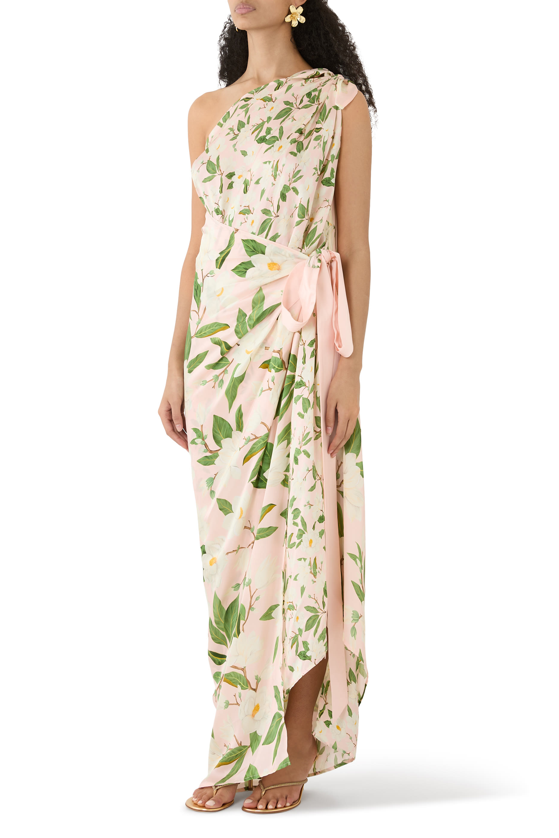 فستان طويل بكتف مكشوف وتصميم ملفوف