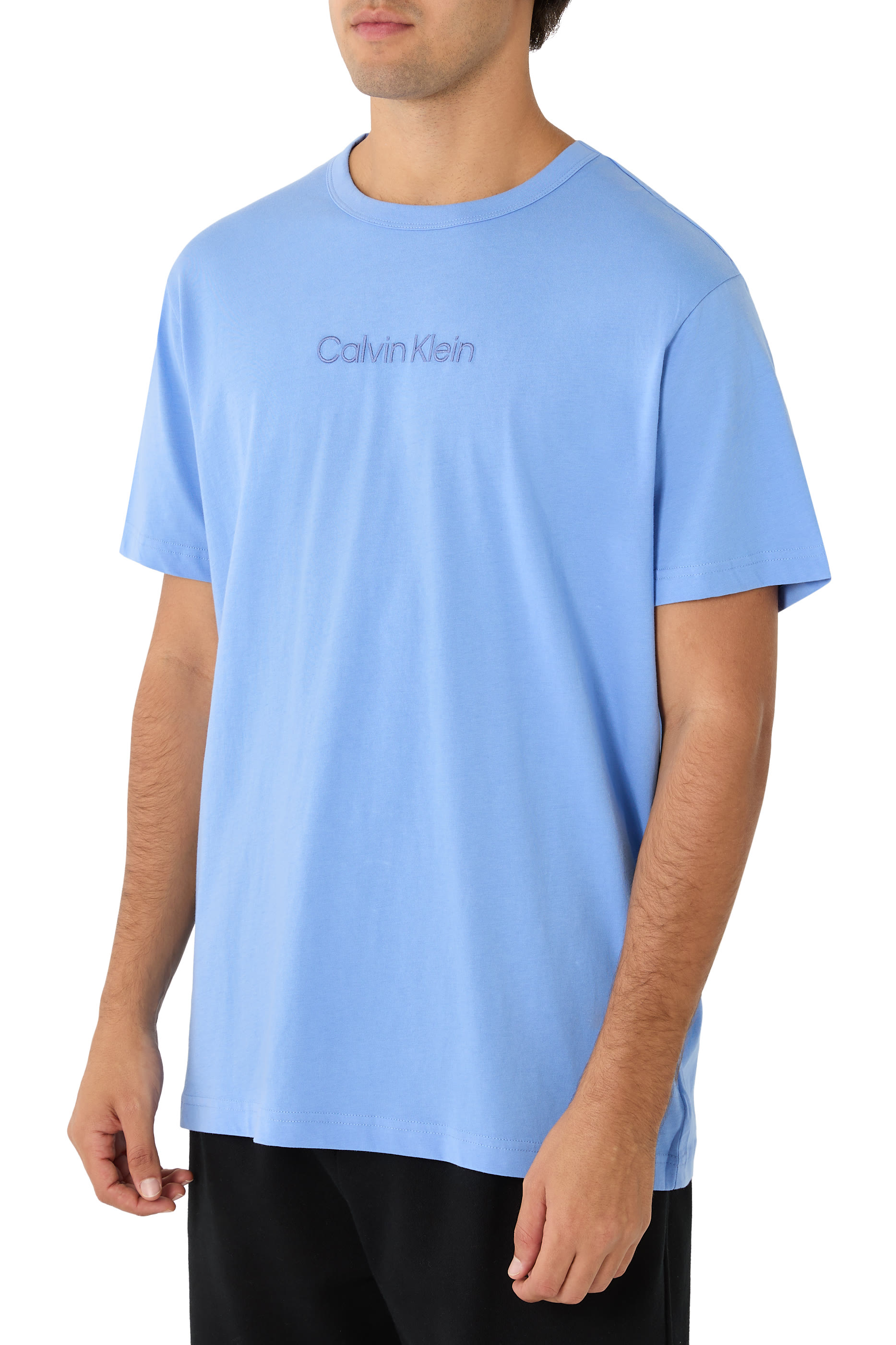 تيشيرت بياقة ضيقة