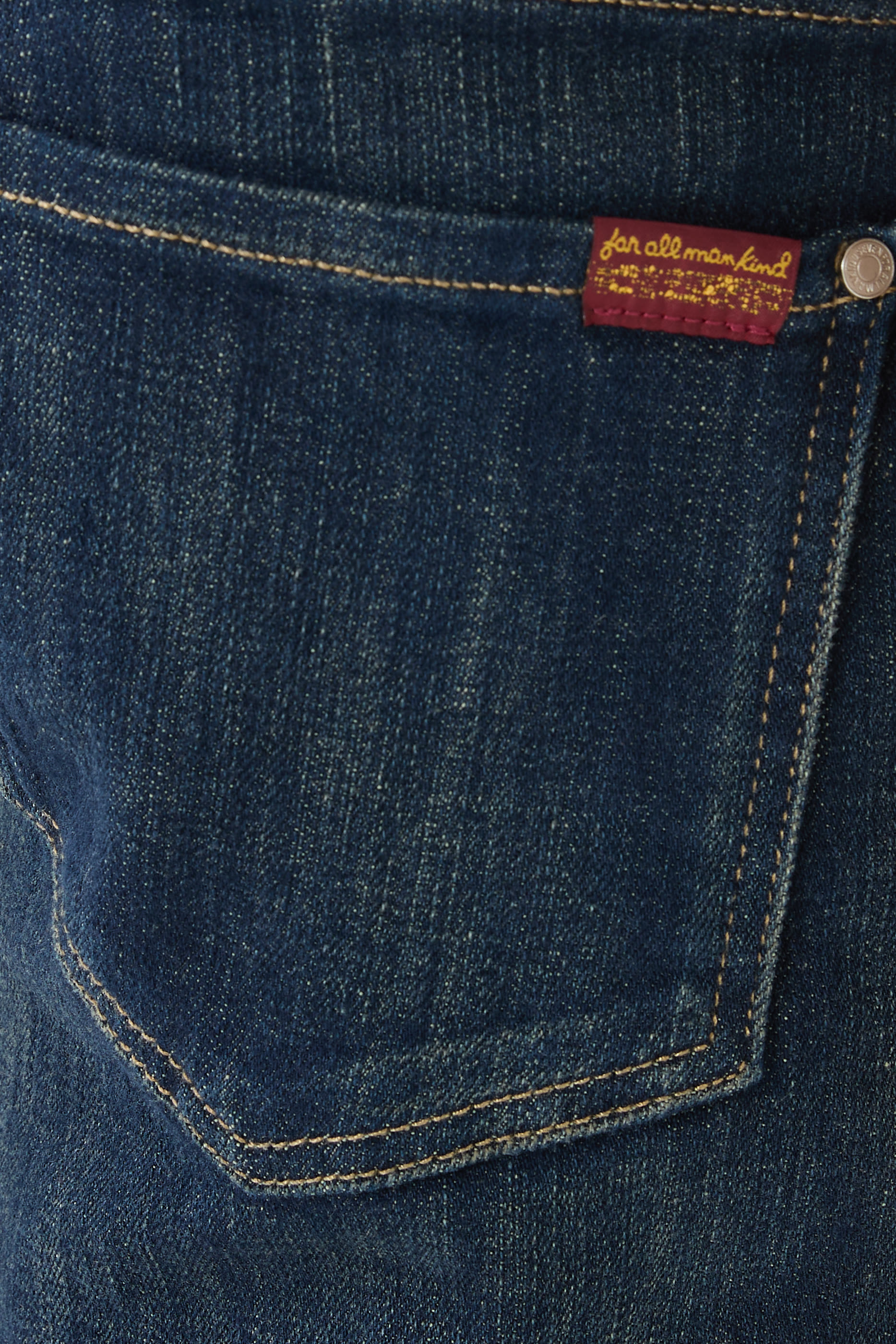 بنطال جينز بقصة ضيقة