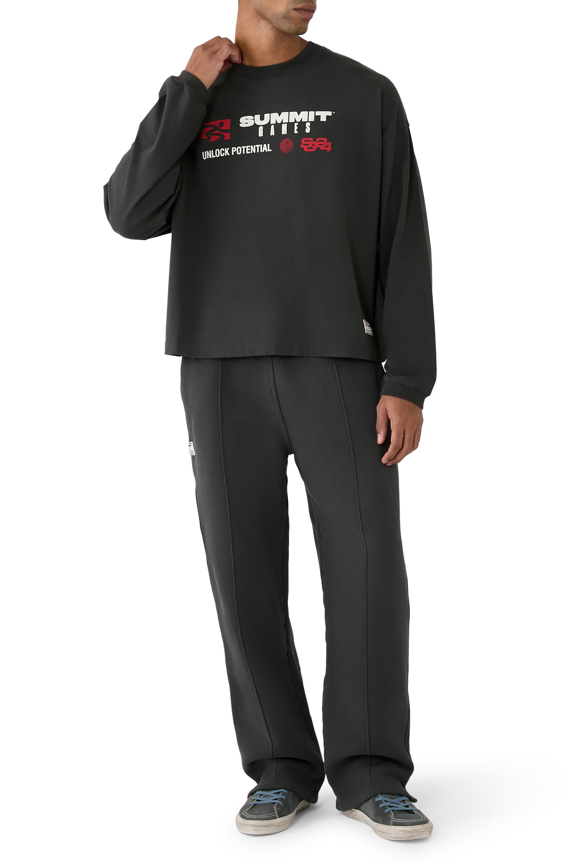 تيشيرت قصير بأكمام طويلة مزين بملصق شعار الماركة