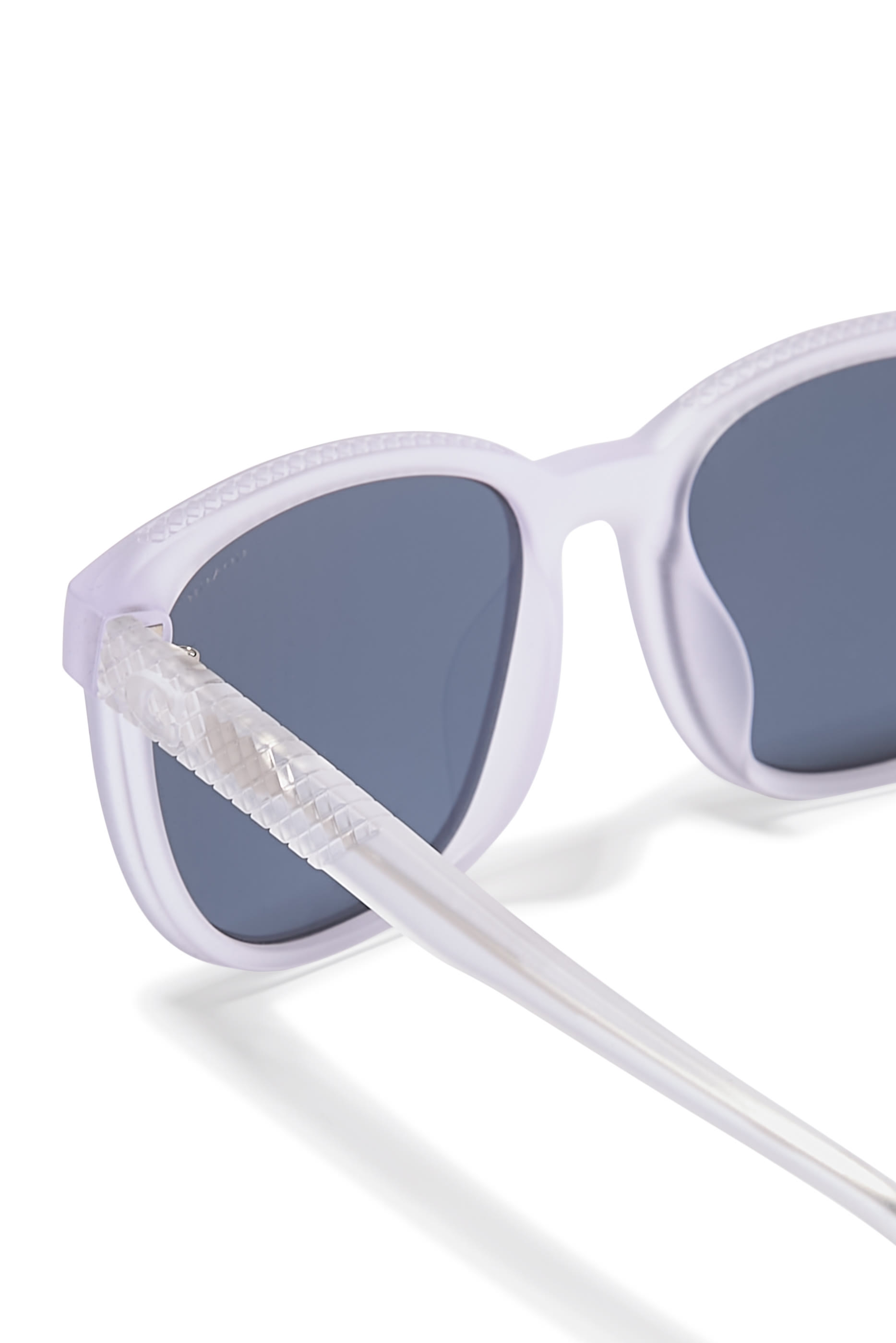 نظارة شمسية واي فيرير بحرف شعار الماركة ونقشة متقاطعة عند الذراعين