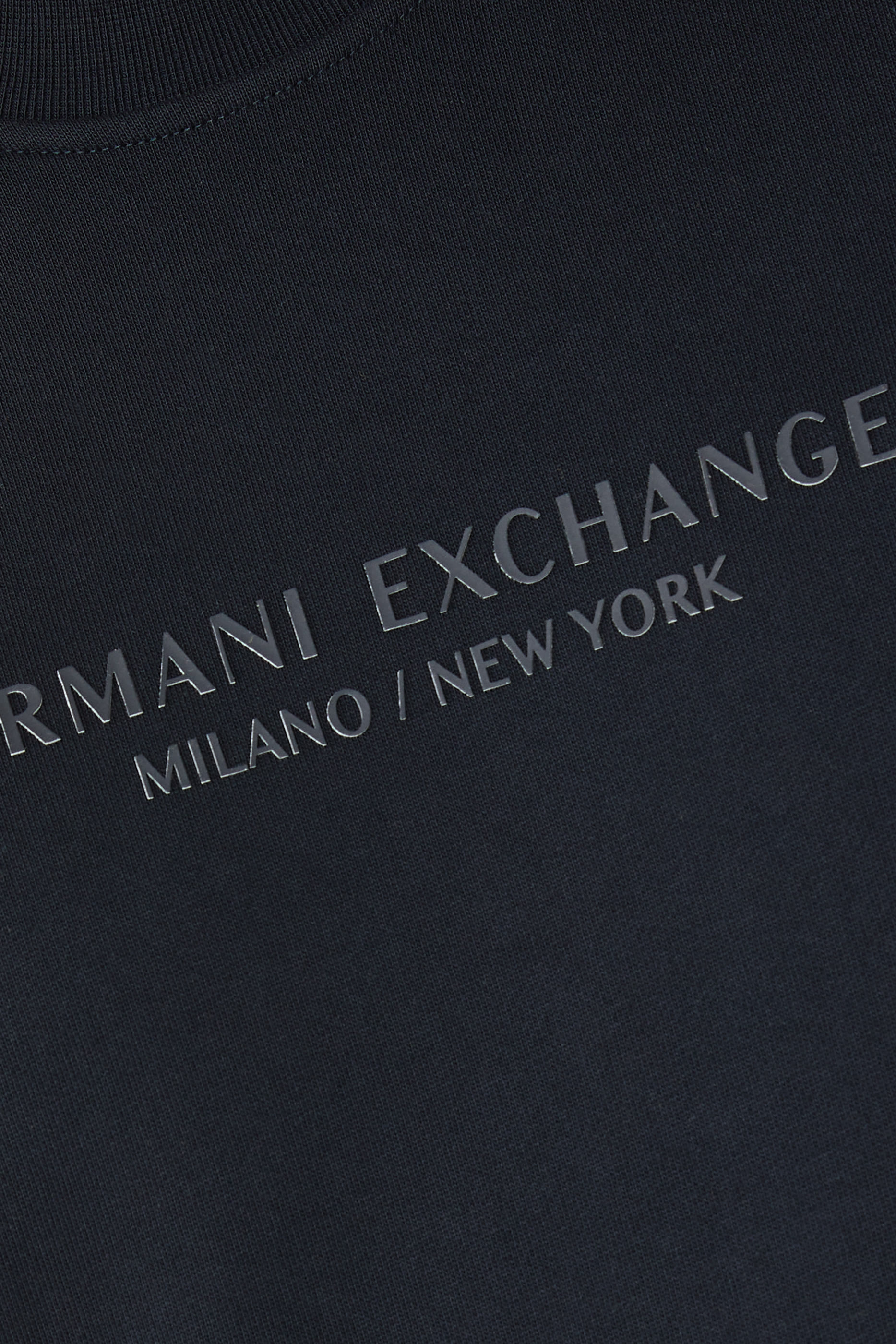 سويت شيرت بياقة ضيقة وشعار الماركة