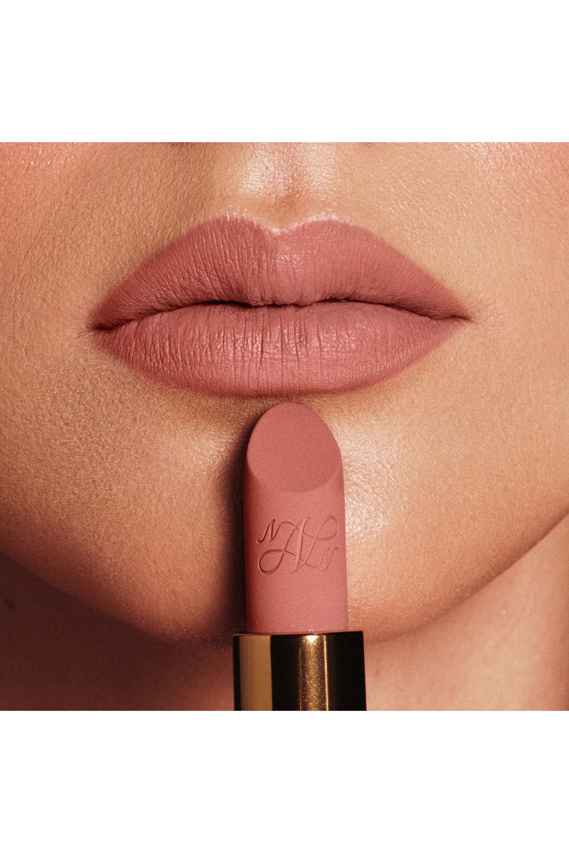 أحمر شفاه فيلفيت كوتور غير لامع