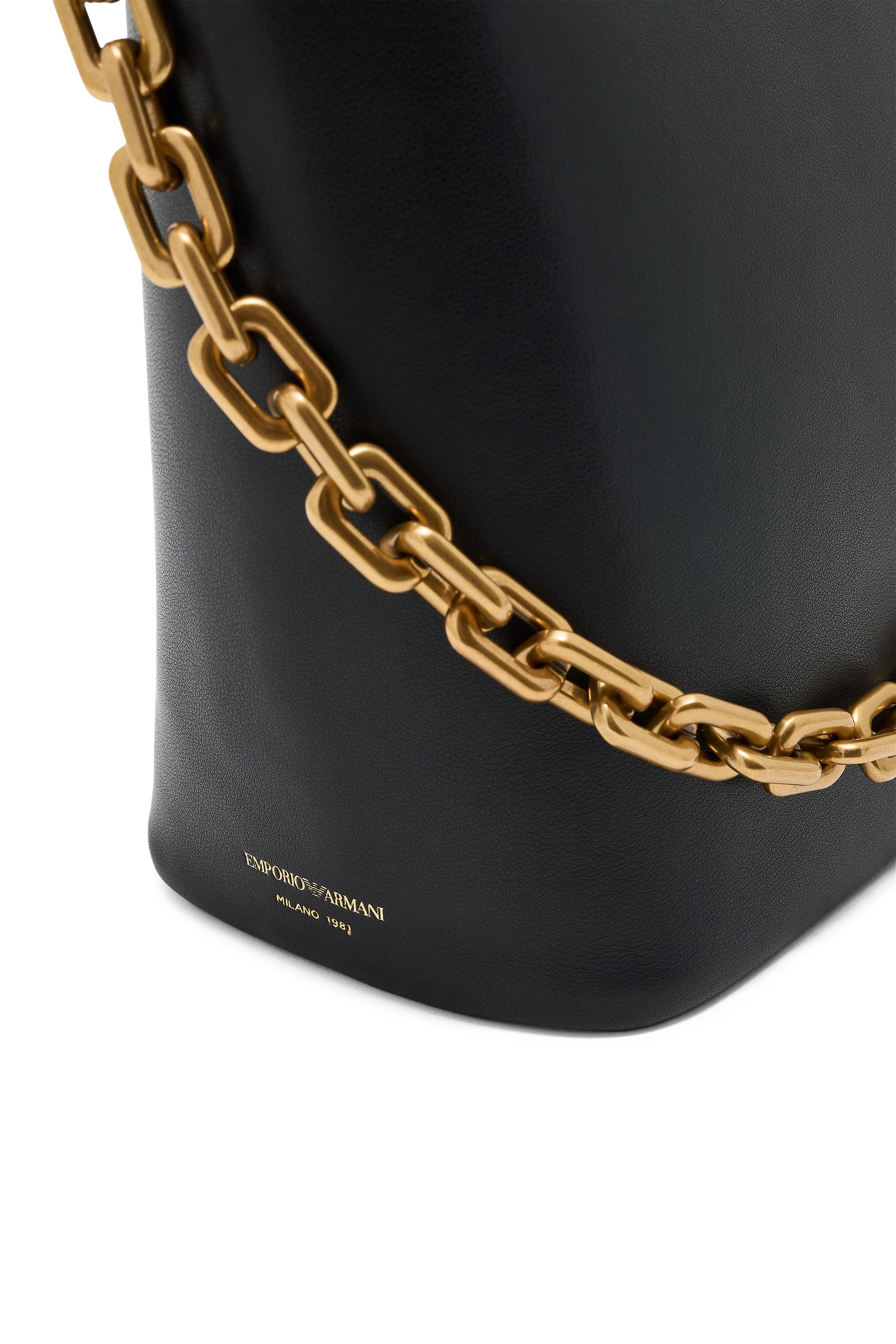 حقيبة هوبو متوسطة بسلسلة جلد