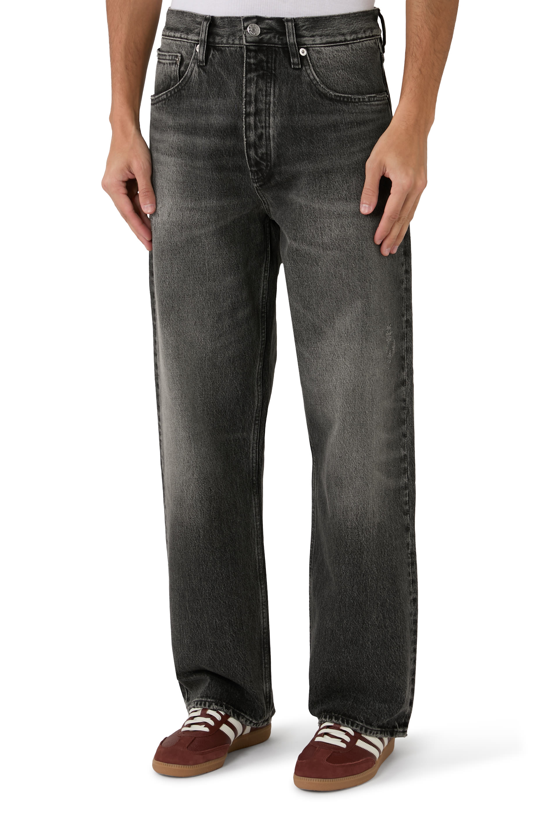 بنطال جينز بقصة واسعة