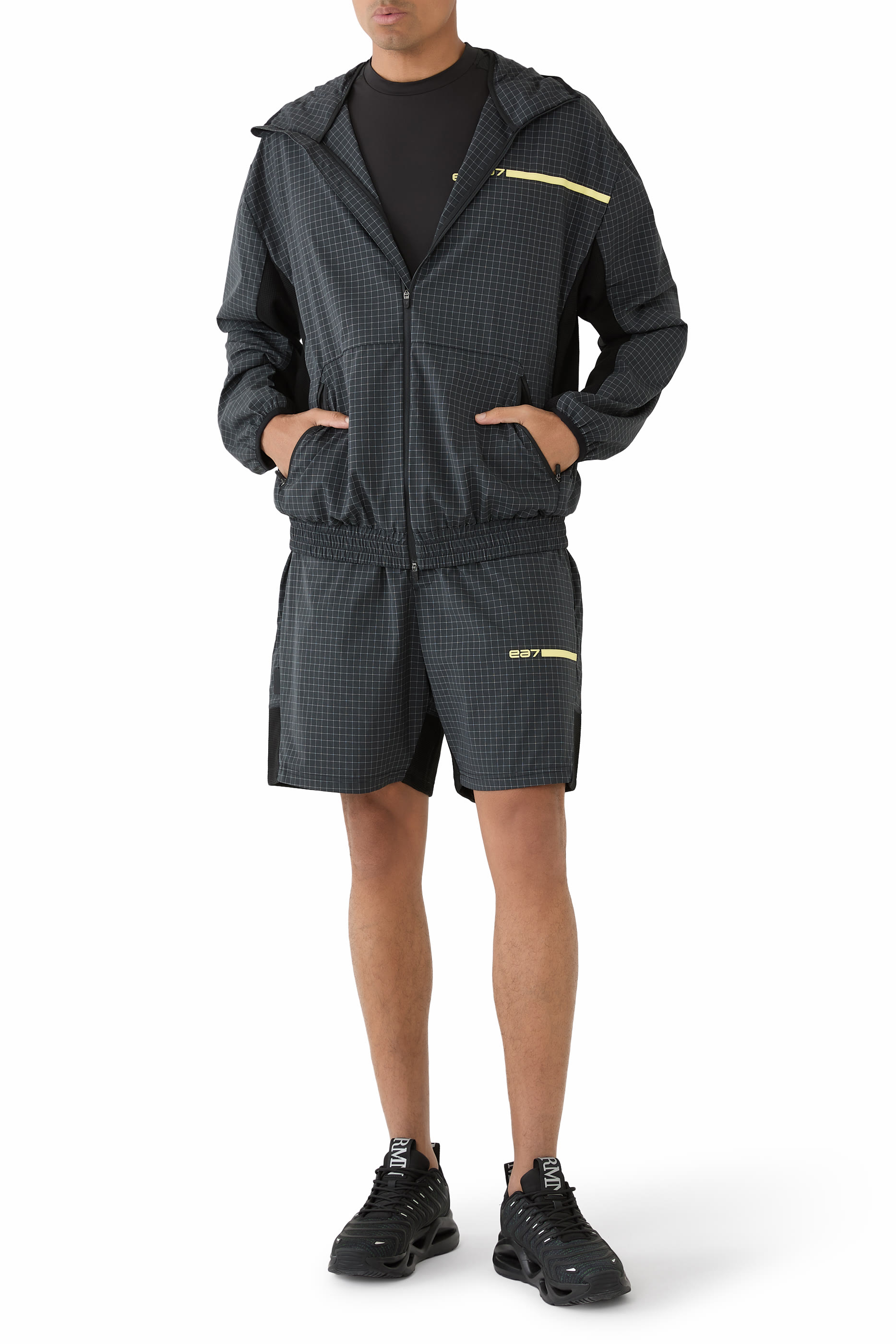 هودي مزين بشعار الماركة