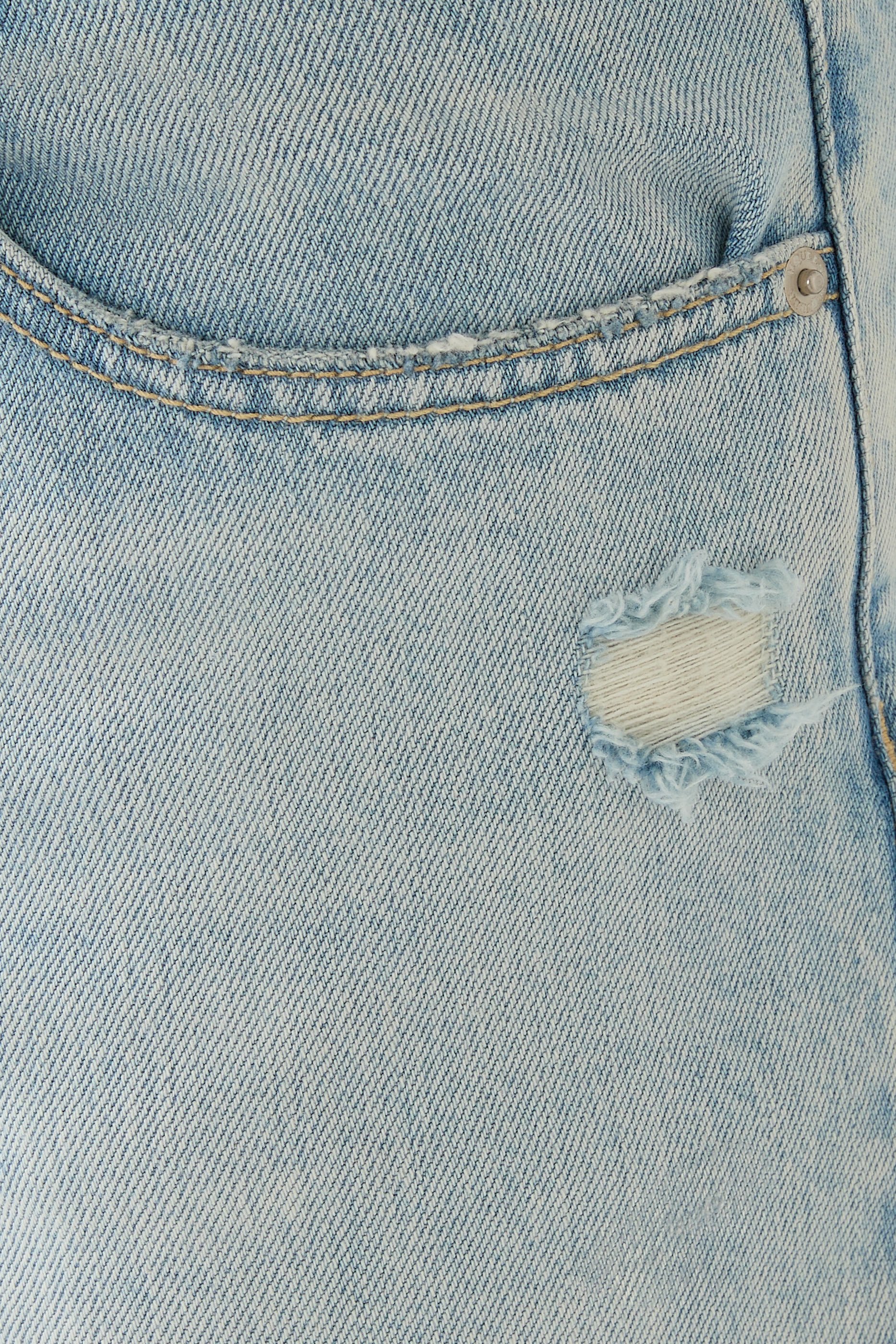 بنطال جينز بقصة ضيقة وخمسة جيوب