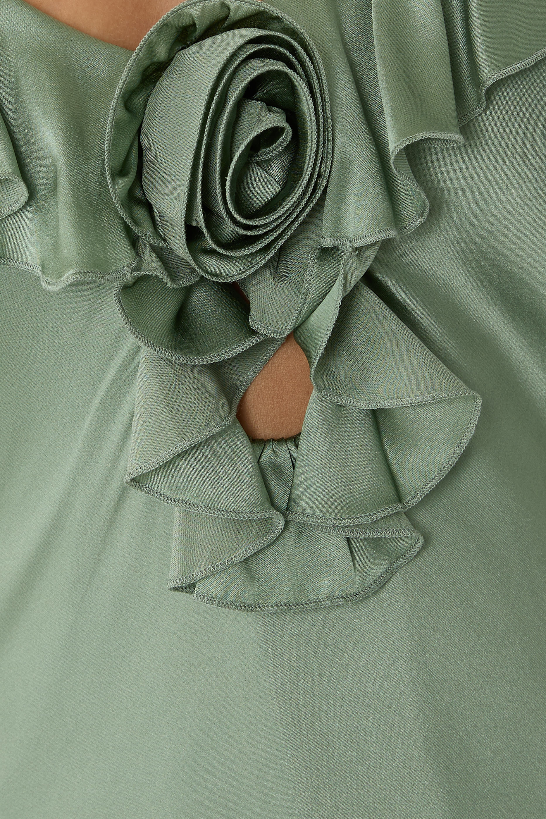 فستان طويل بياقة بكشكش وزهرة بارزة الملمس