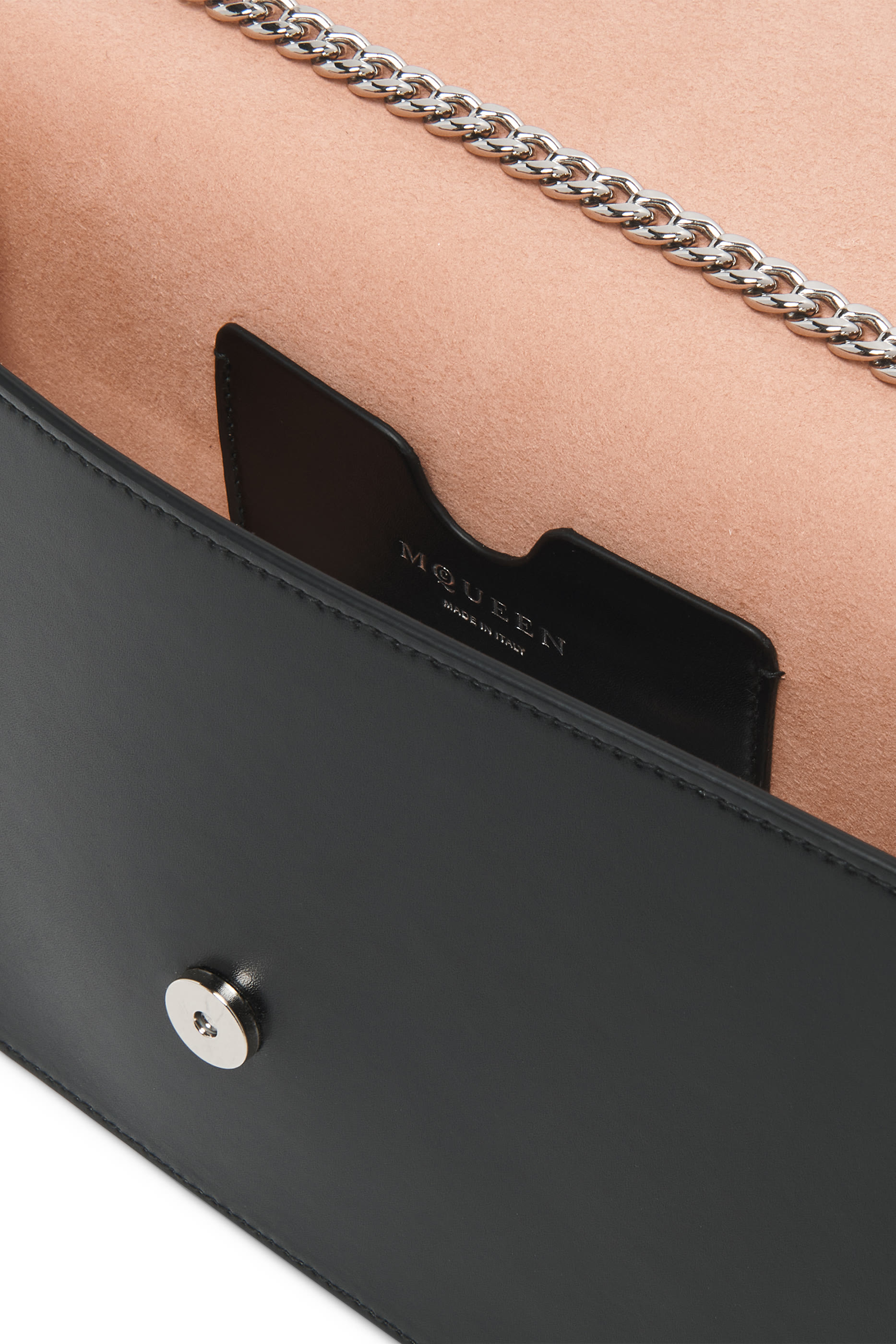 حقيبة بحلية جمجمة