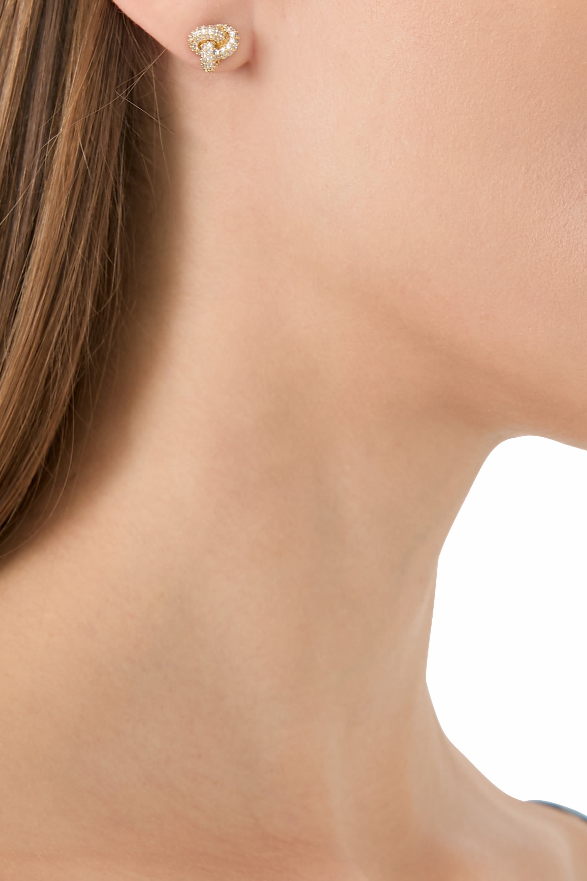 أقراط بتصميم عقدة مزدوجة مرصعة بأحجار زركونيا مكعبة بافيه، معدن مطلي ومشابك تيتانيوم