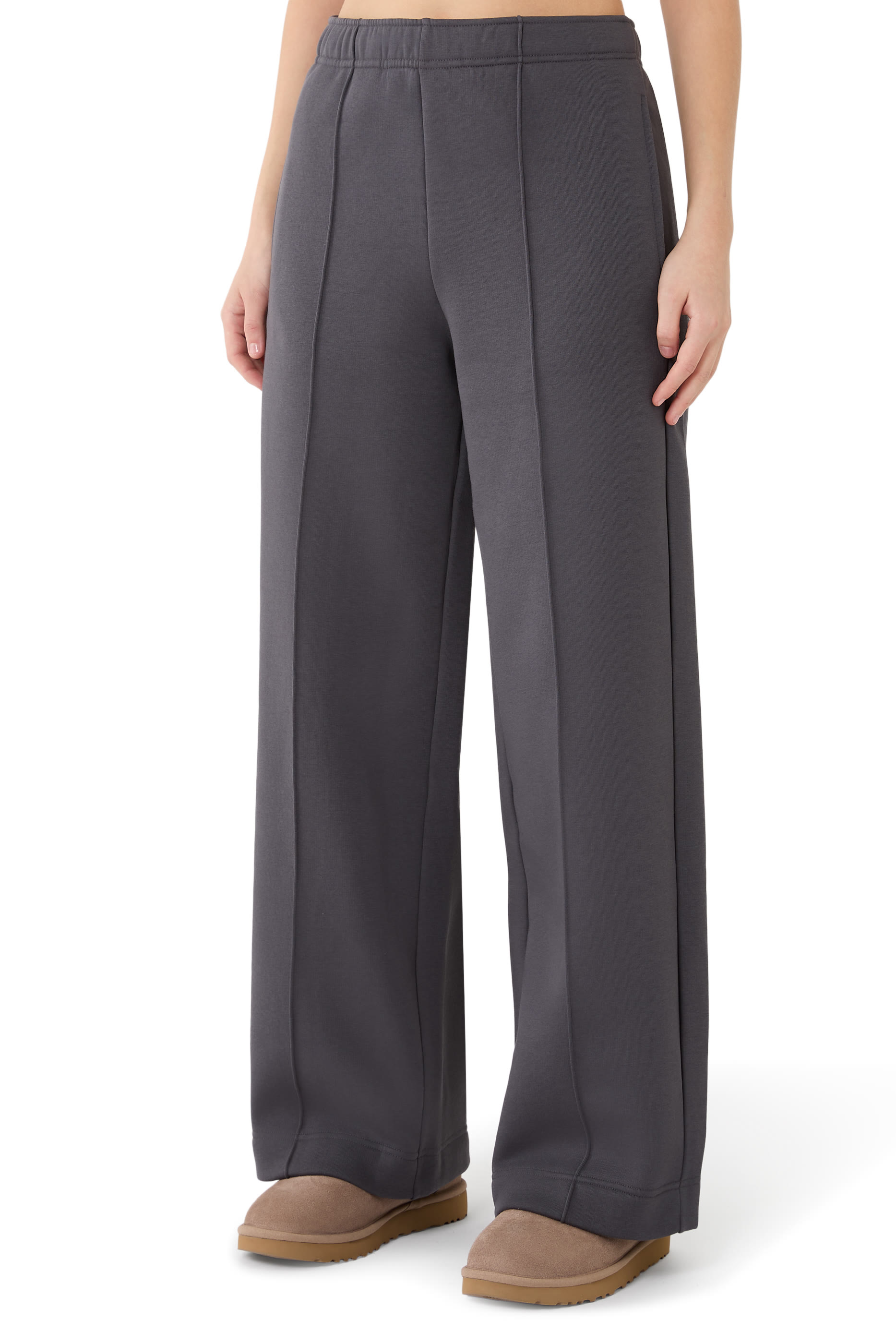 بنطال بقصة ساق واسعة بحواف ملفوفة