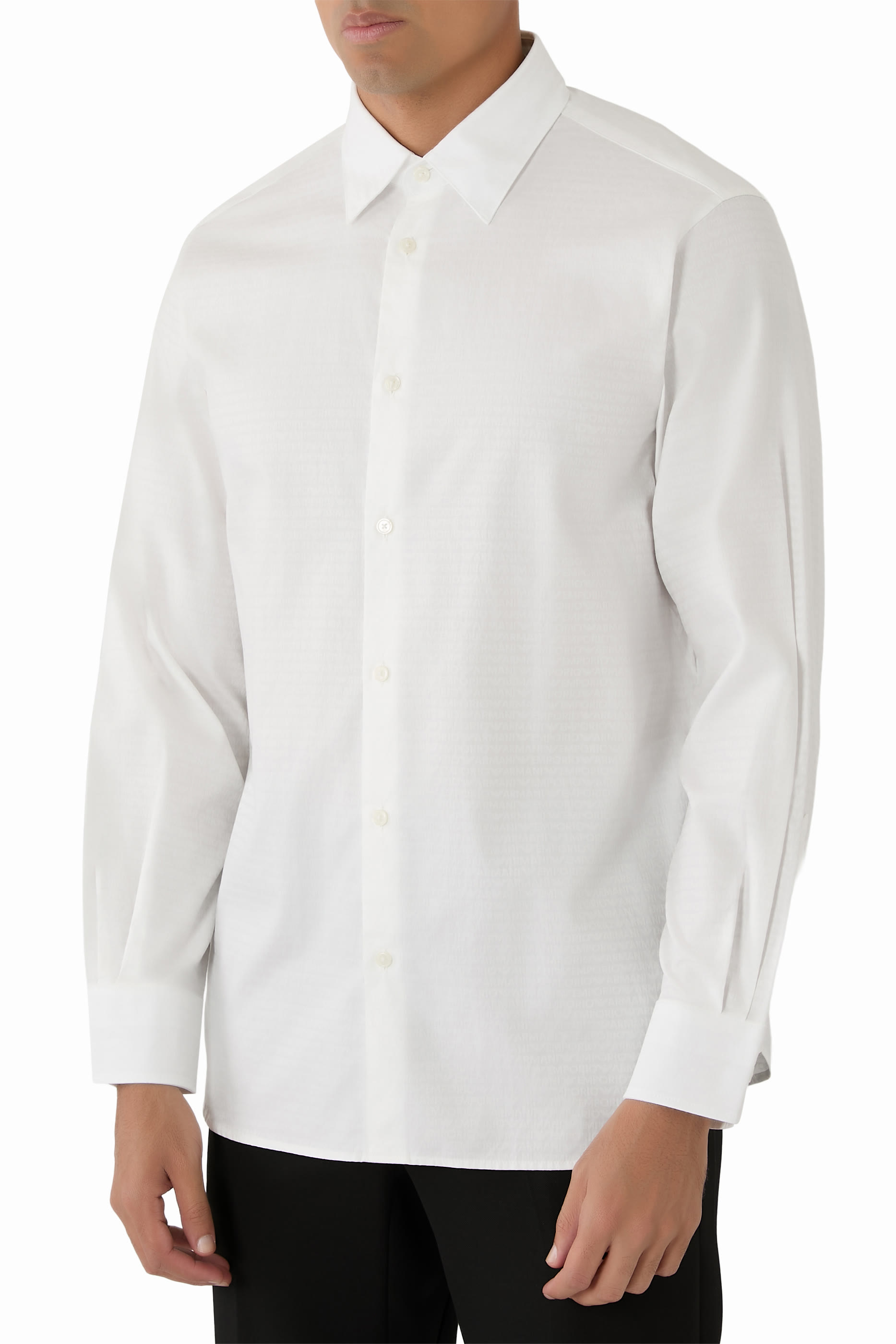 قميص بأكمام طويلة وشعار الماركة بحجم صغير