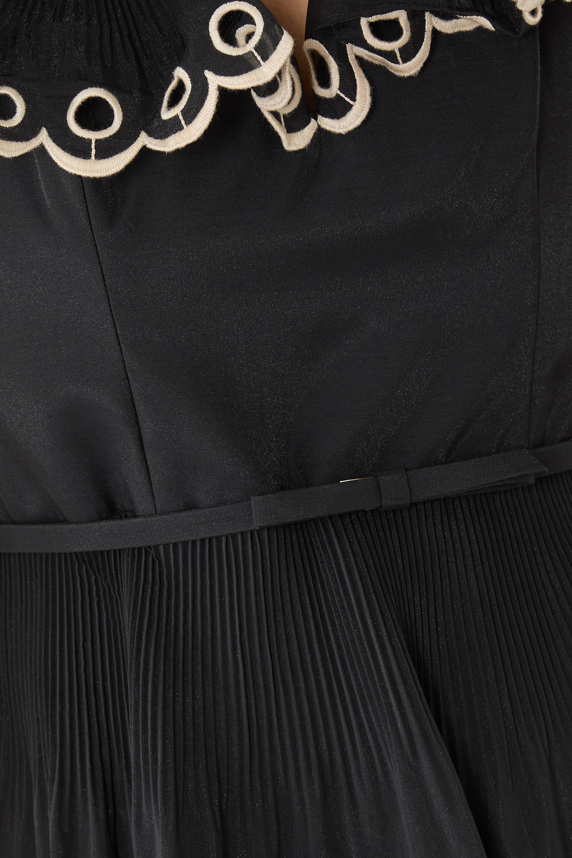 فستان قصير بتطريزات وكشكش