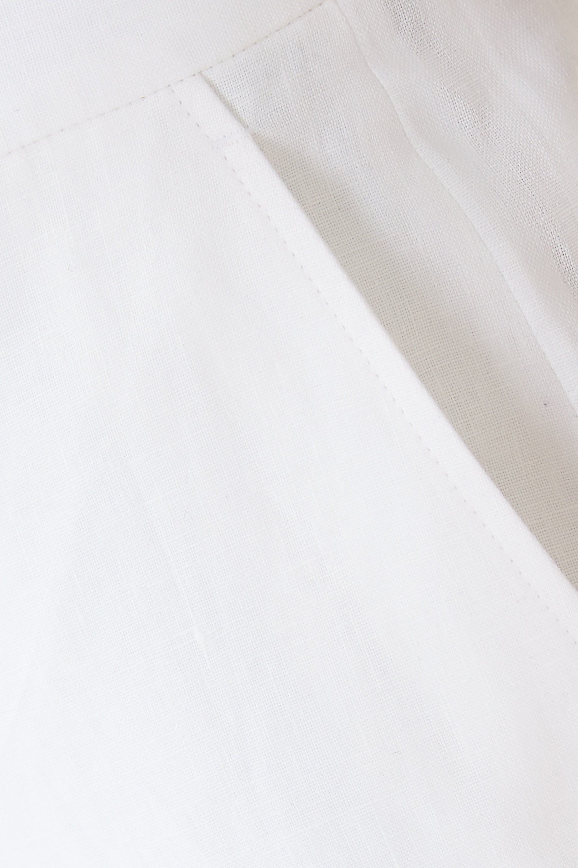 شورت بتصميم مسطح في الأمام