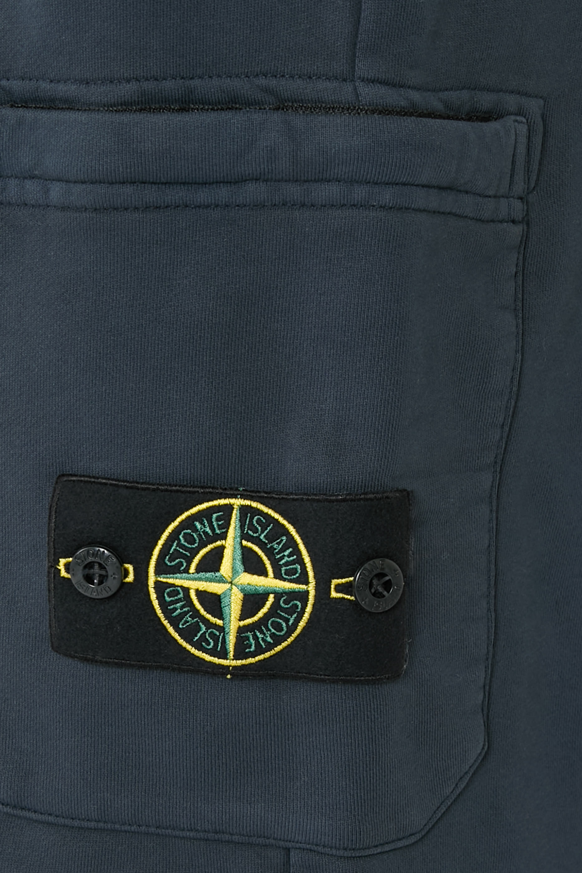 شورت برمودا بقصة عادية