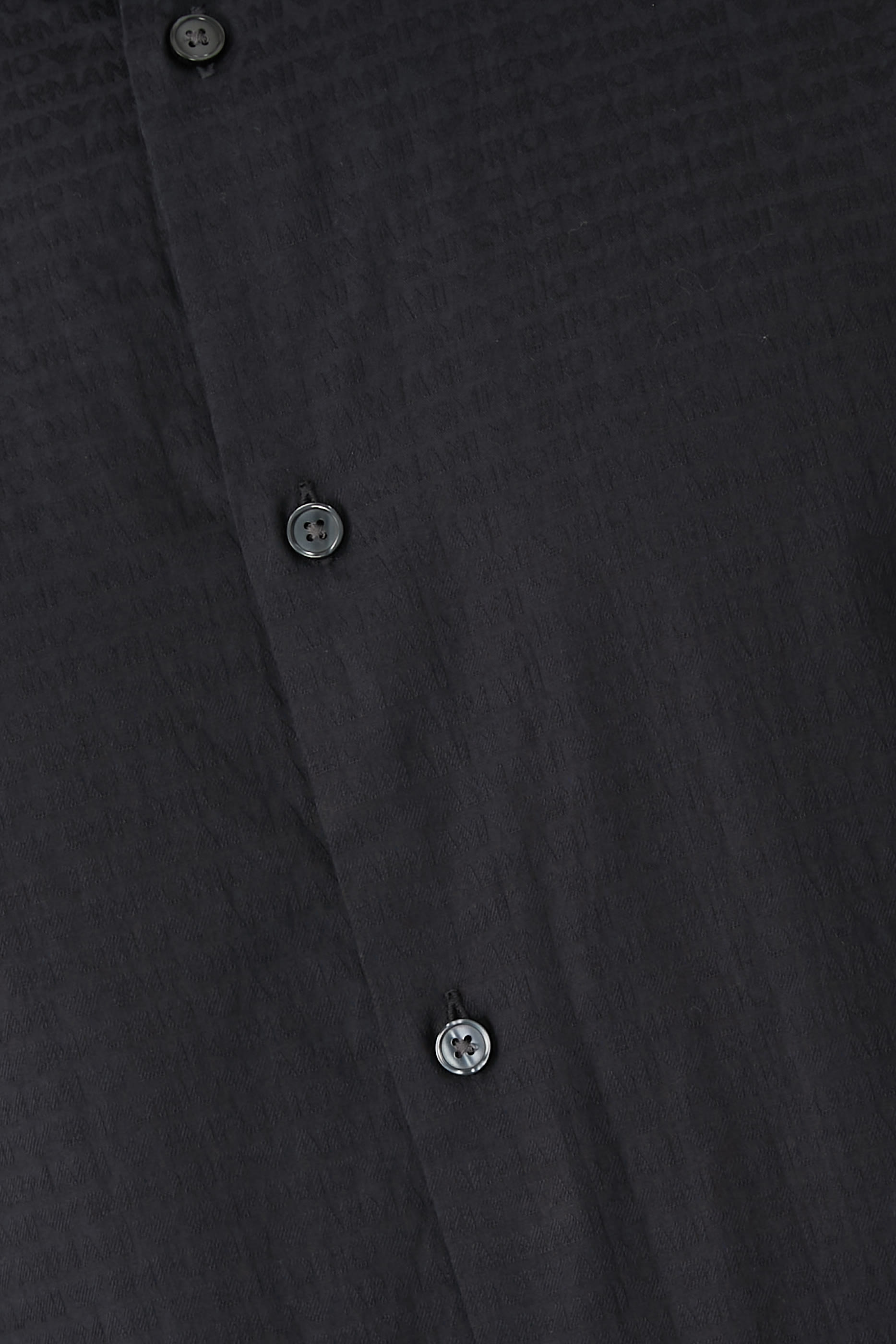 قميص بأكمام طويلة وشعار الماركة بحجم صغير