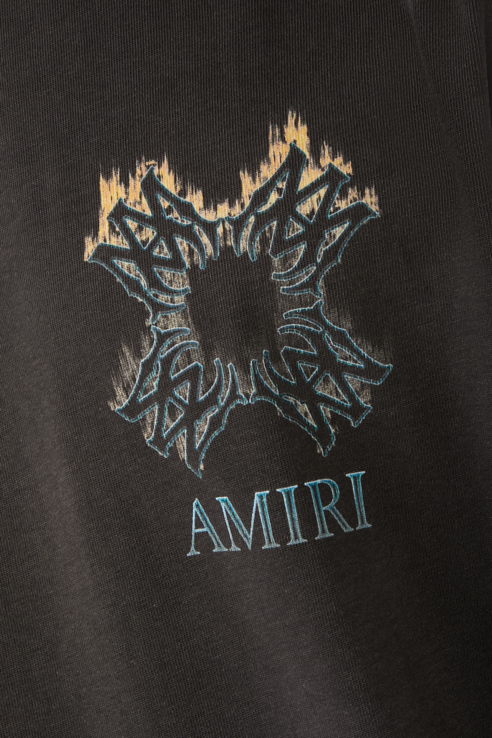 تيشيرت بقصة فضفاضة بطبعة لهب وشعار الماركة