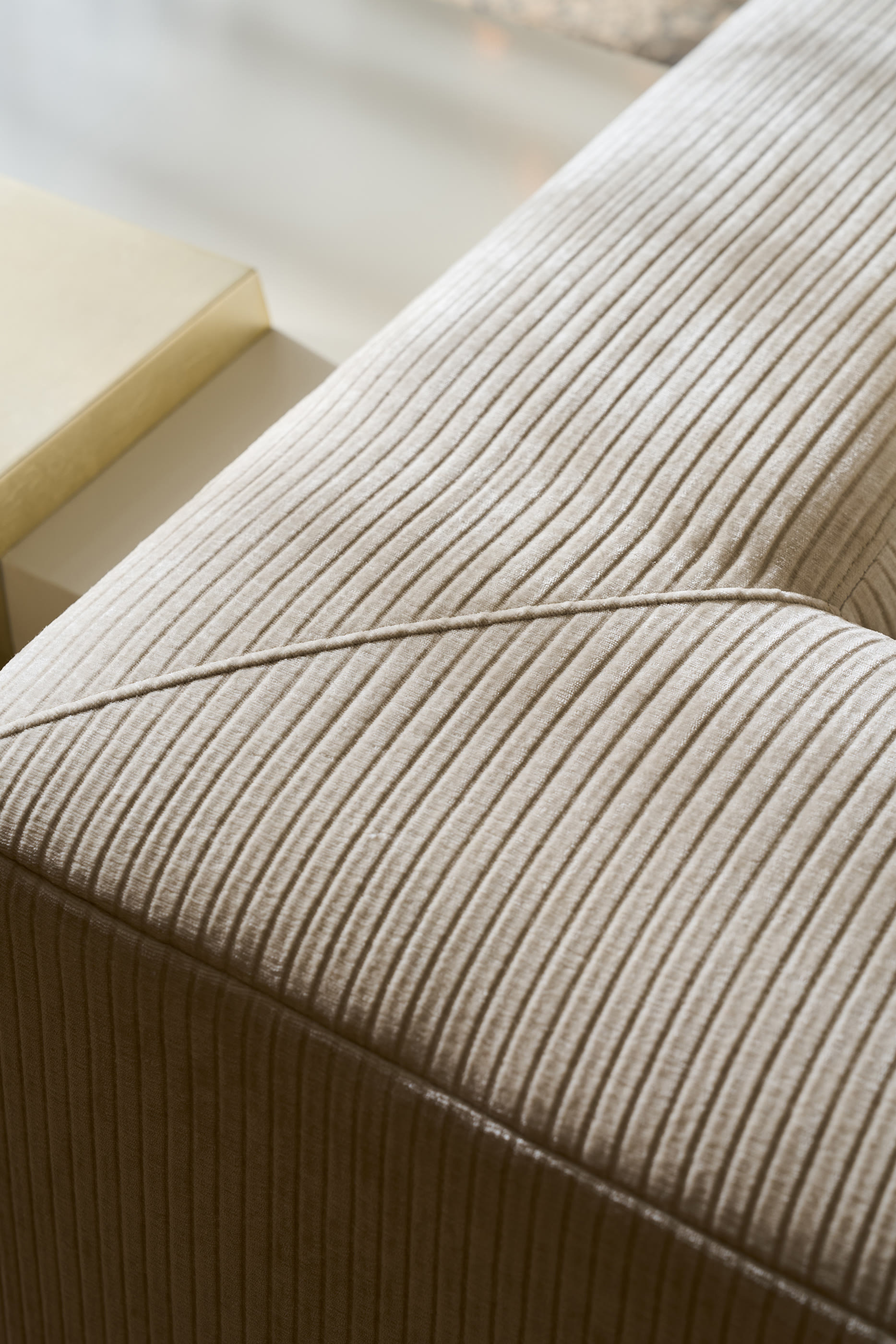 كرسي جانبي بيلو بمسند للذراع الأيمن