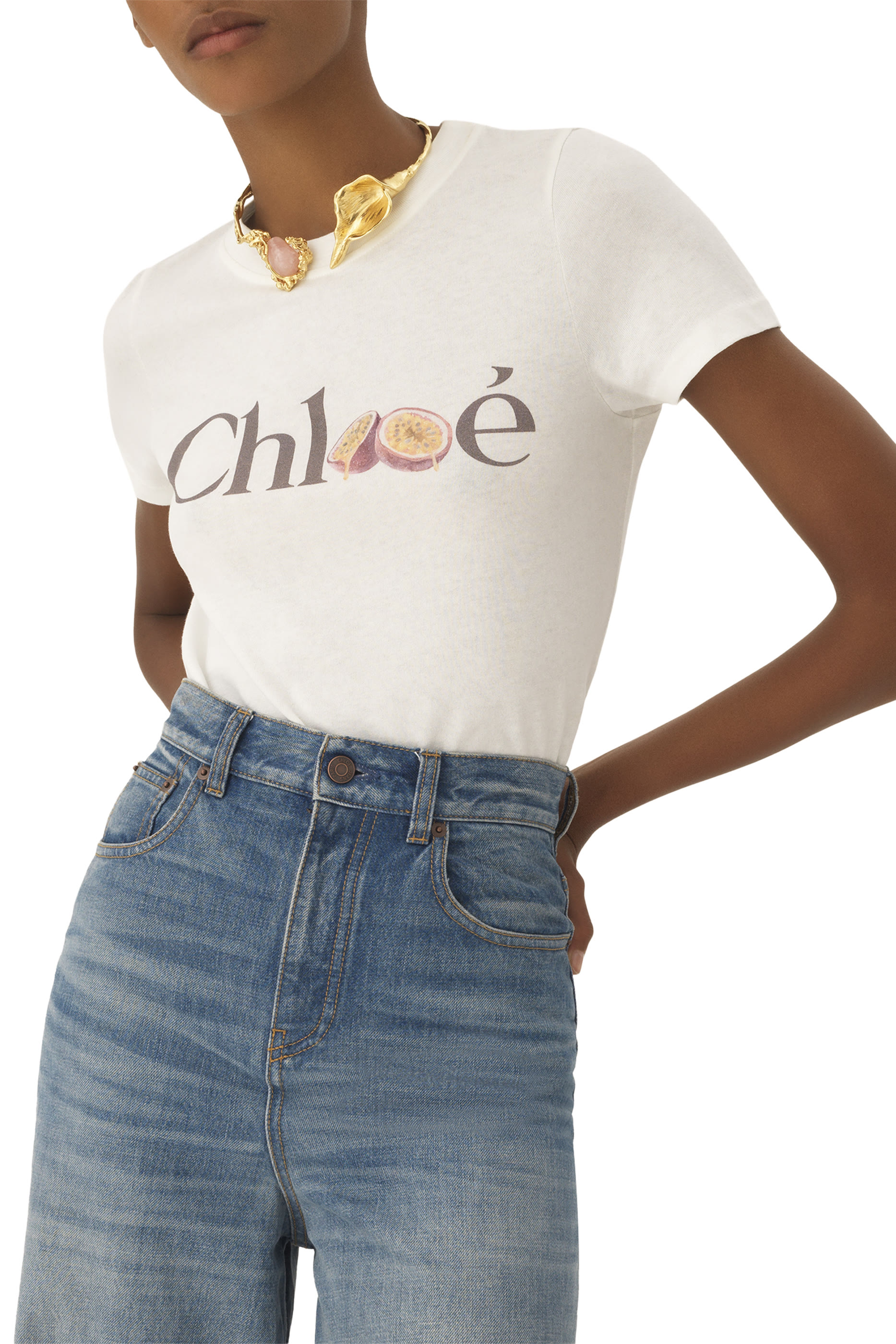 تيشيرت بقصة ضيقة وشعار الماركة