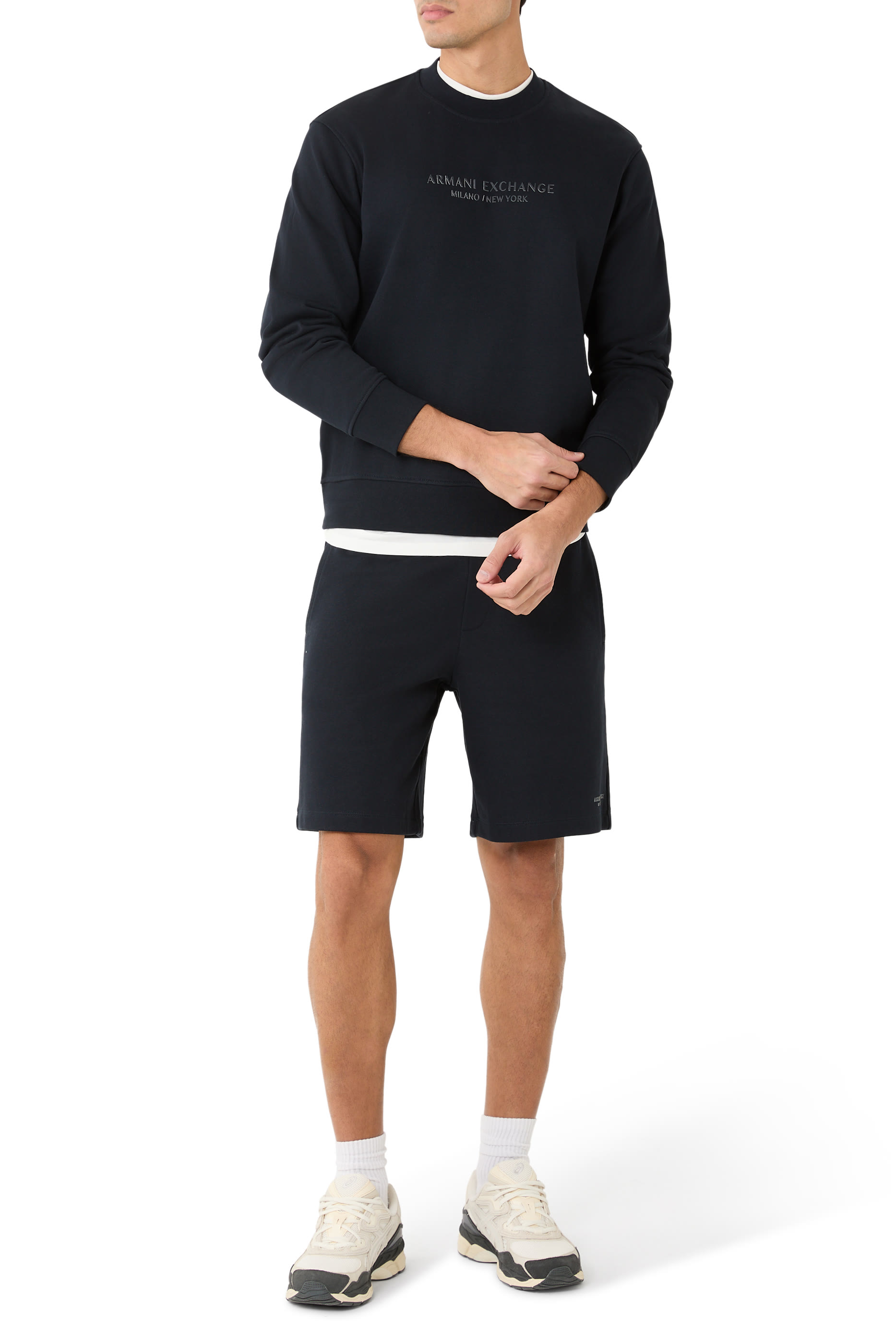 سويت شيرت بياقة ضيقة وشعار الماركة