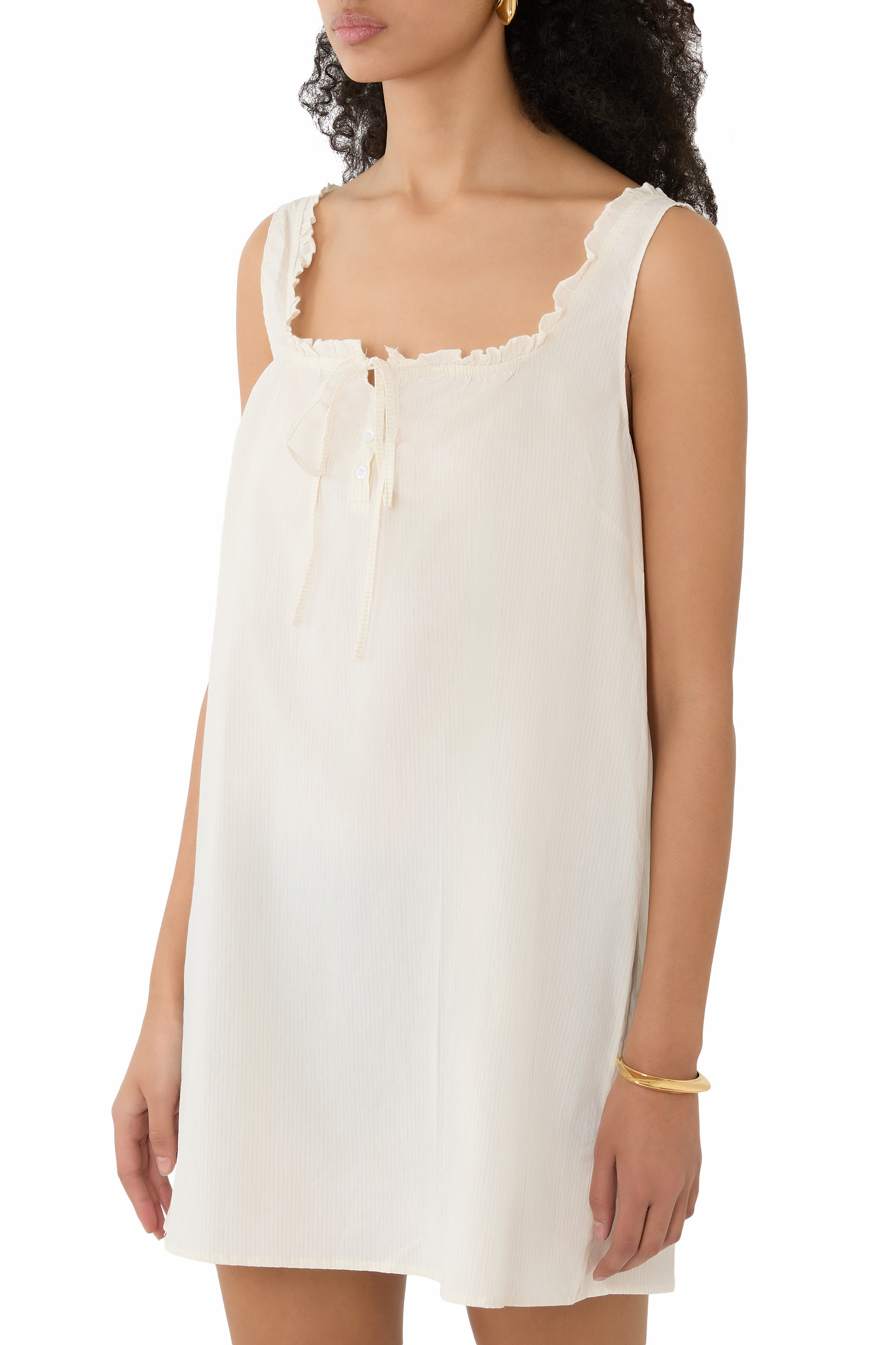 فستان قصير بصف أزرار مزين بكشكش