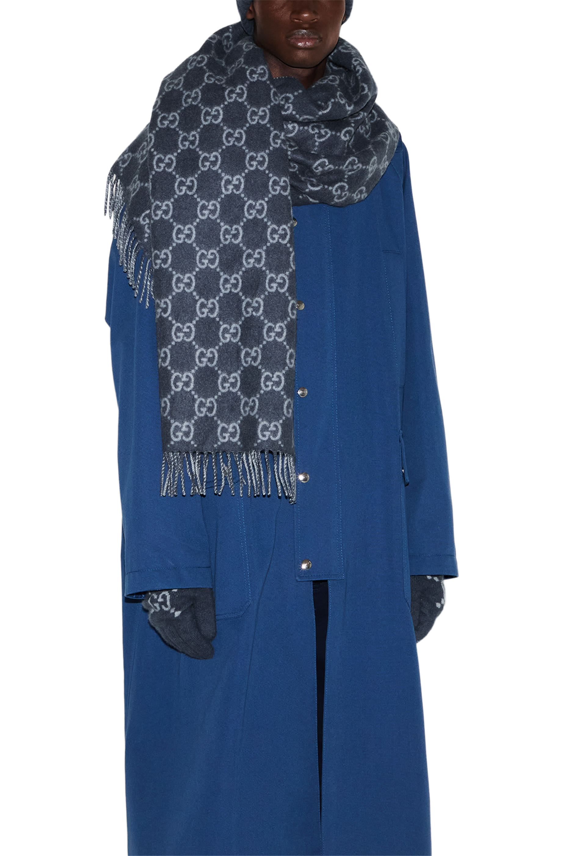 وشاح مزين بشعار الماركة كشمير