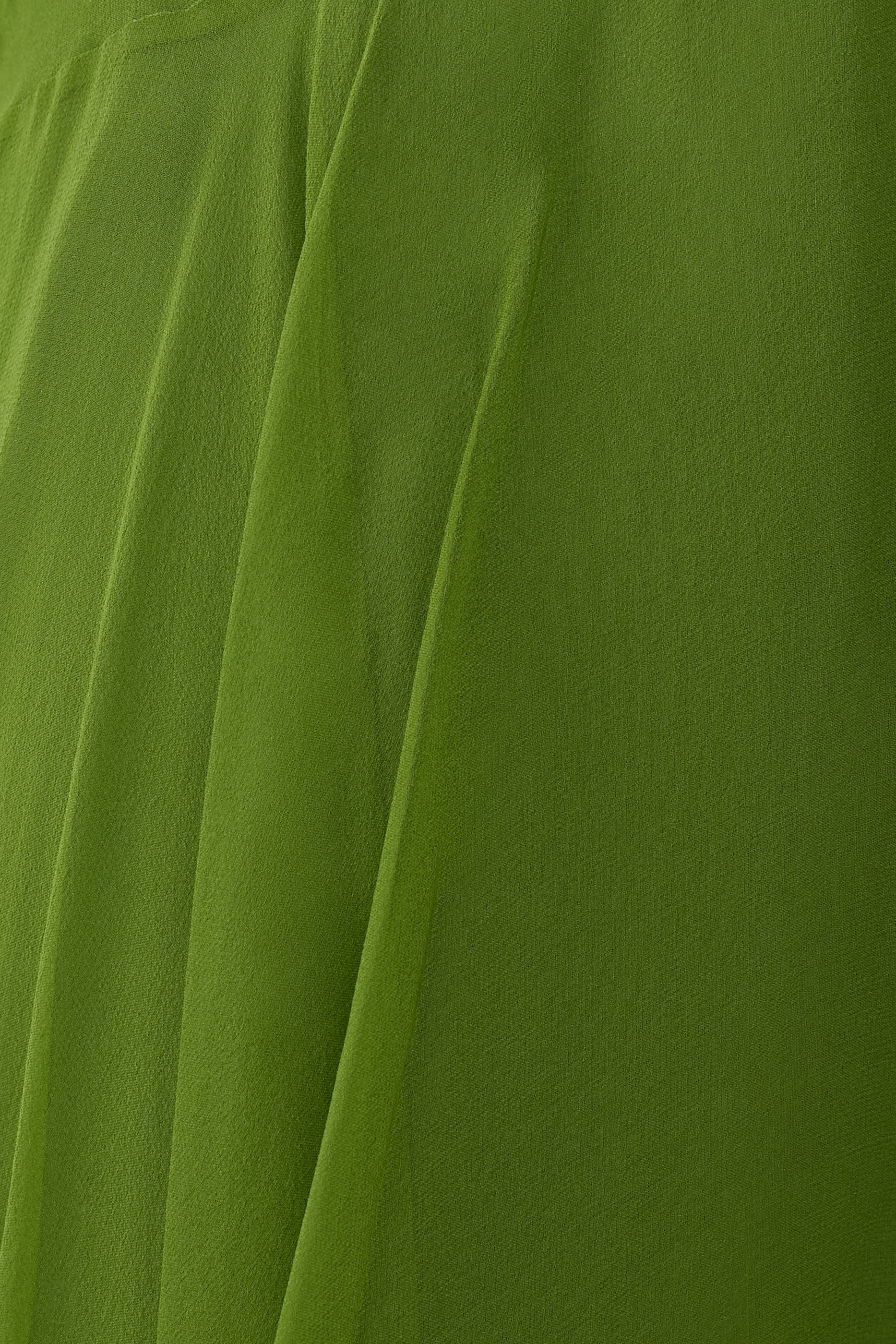 فستان بفتحة وحافة غير متماثلة ووشاح