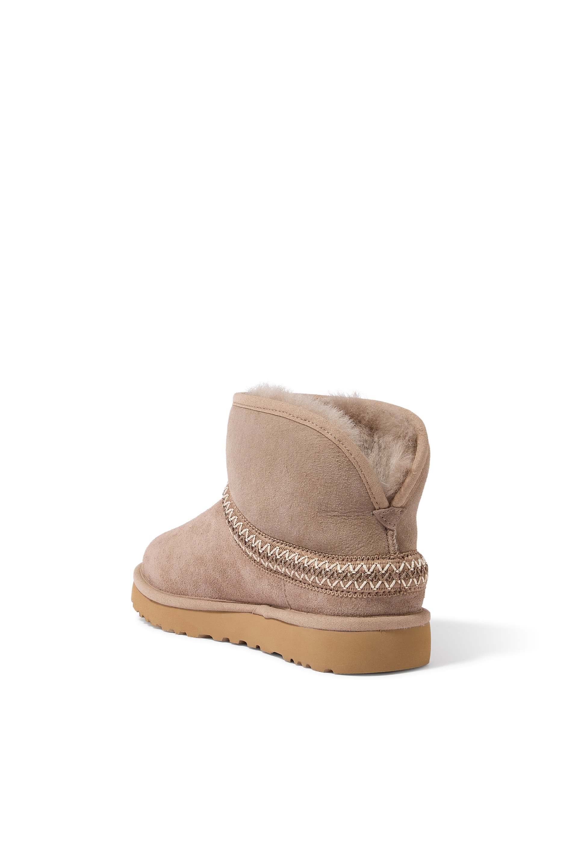 بوت كلاسيك قصير بتفاصيل مقوسة