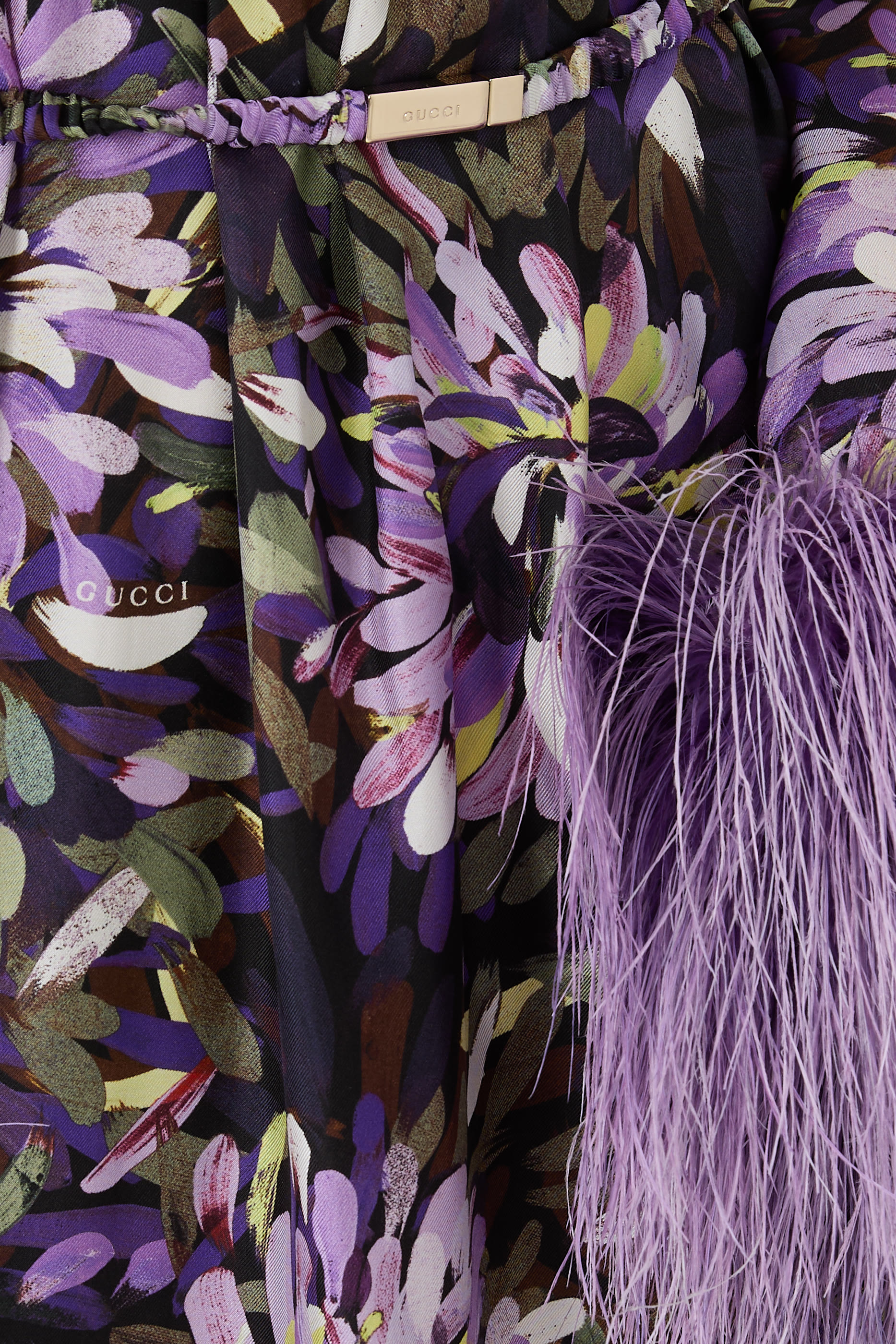 فستان بنقشة وأساور بريش