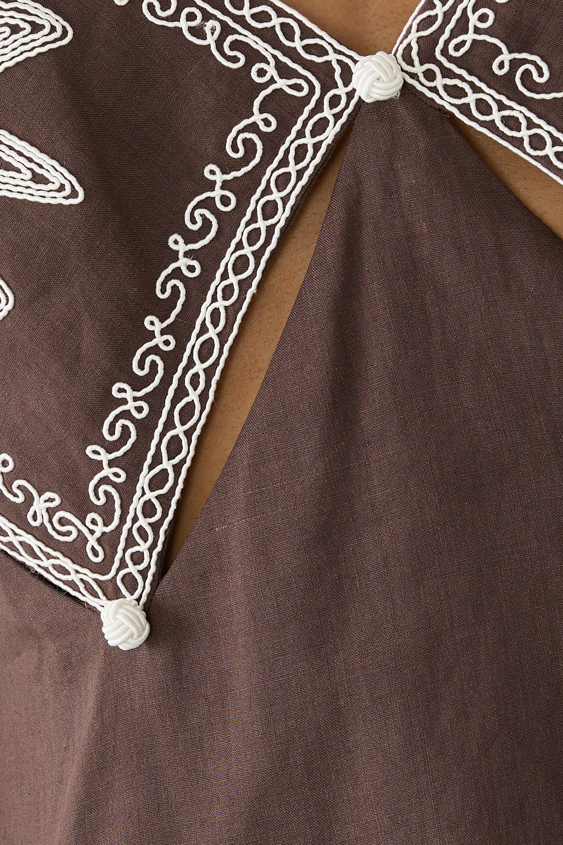 بلوزة كاميسول لياندرا مطرزة بحبال