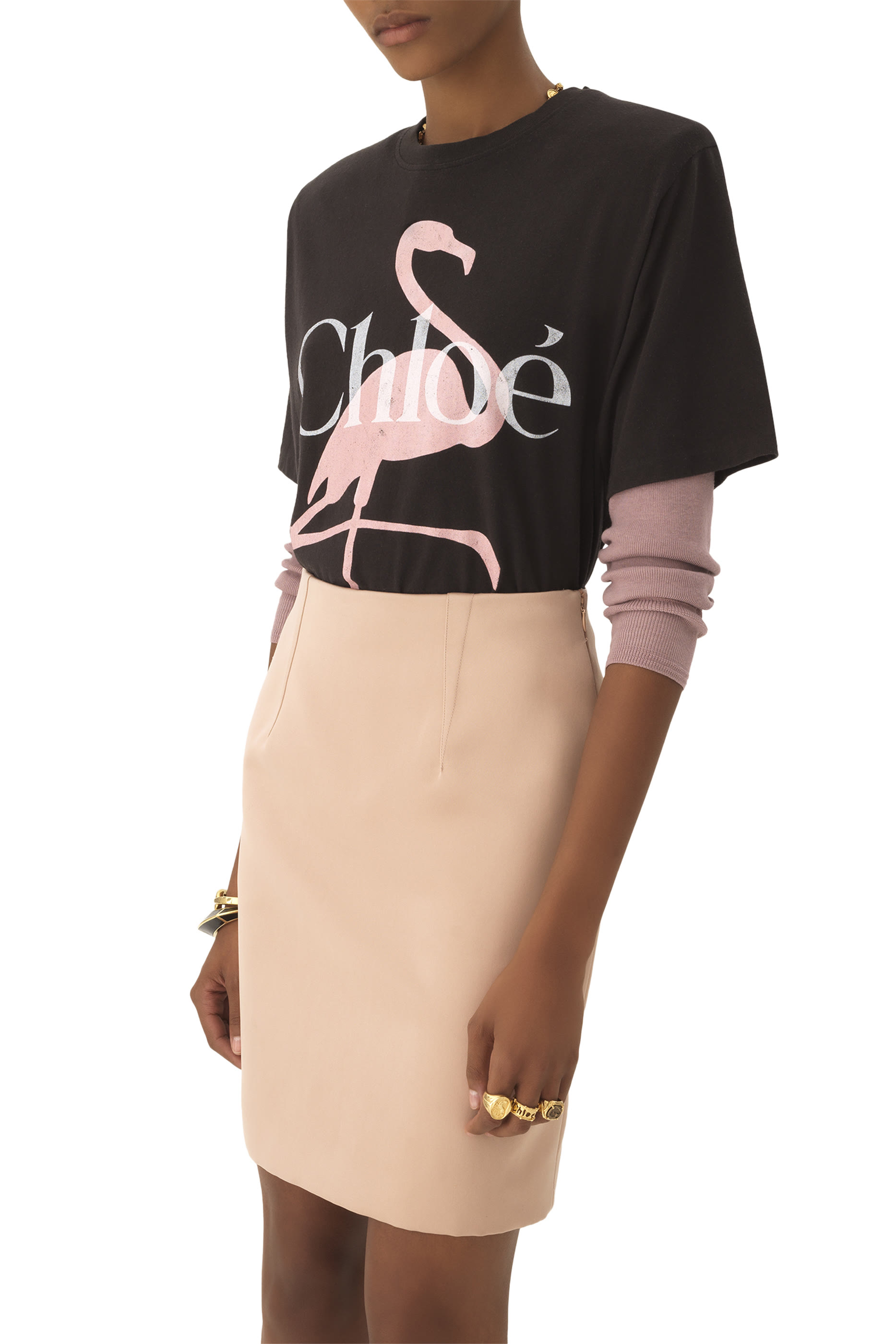 تبشيرت بقصة مريحة وشعار الماركة