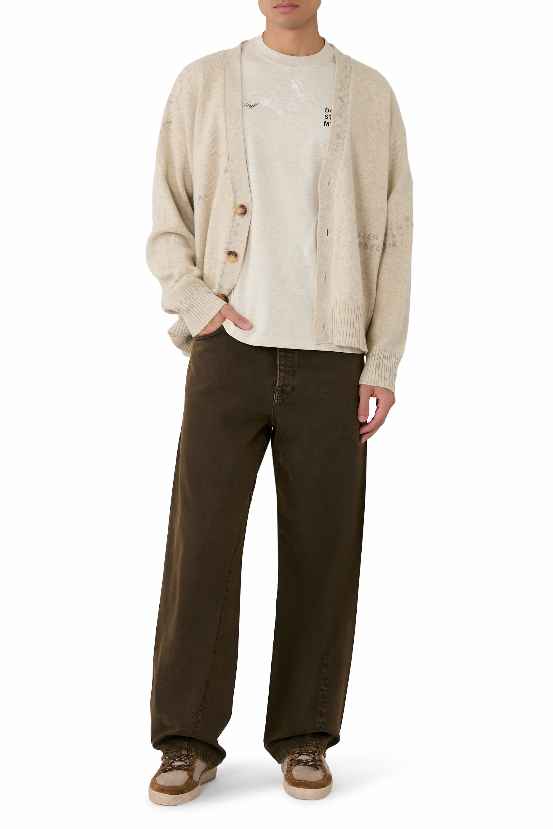 بنطال جينز بقصة ساق واسعة وتفاصيل ملفوفة