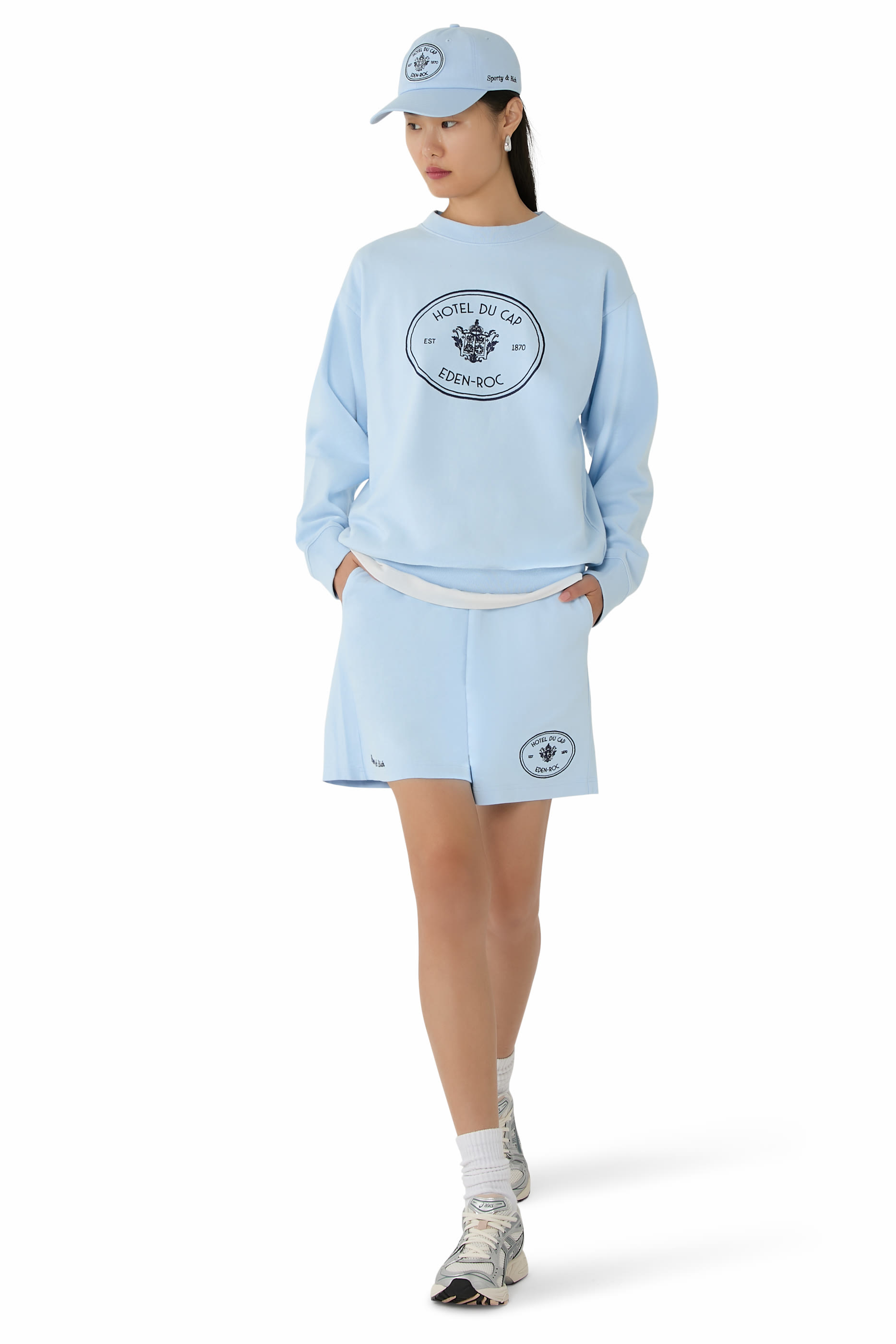 شورت مطرز بشعار الماركة