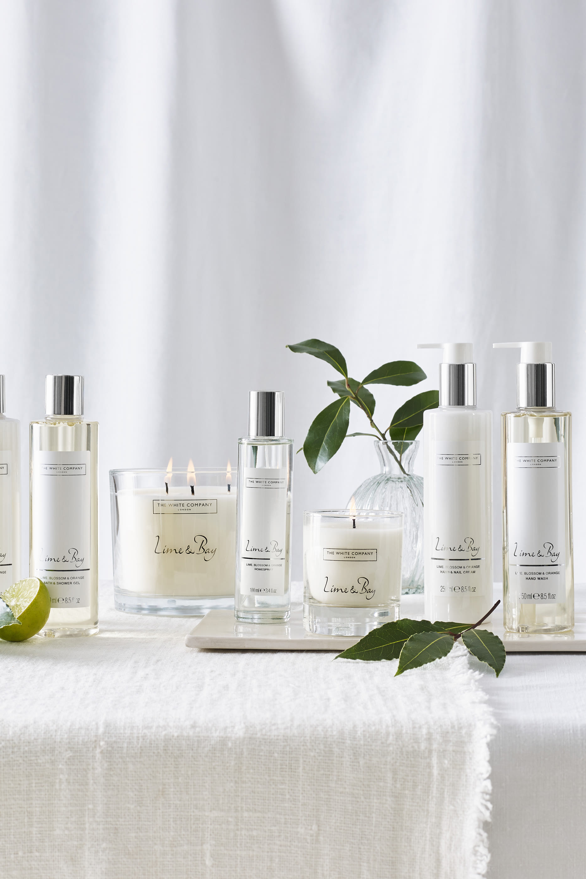 شمعة معطرة ليم أند باي بشعار الماركة