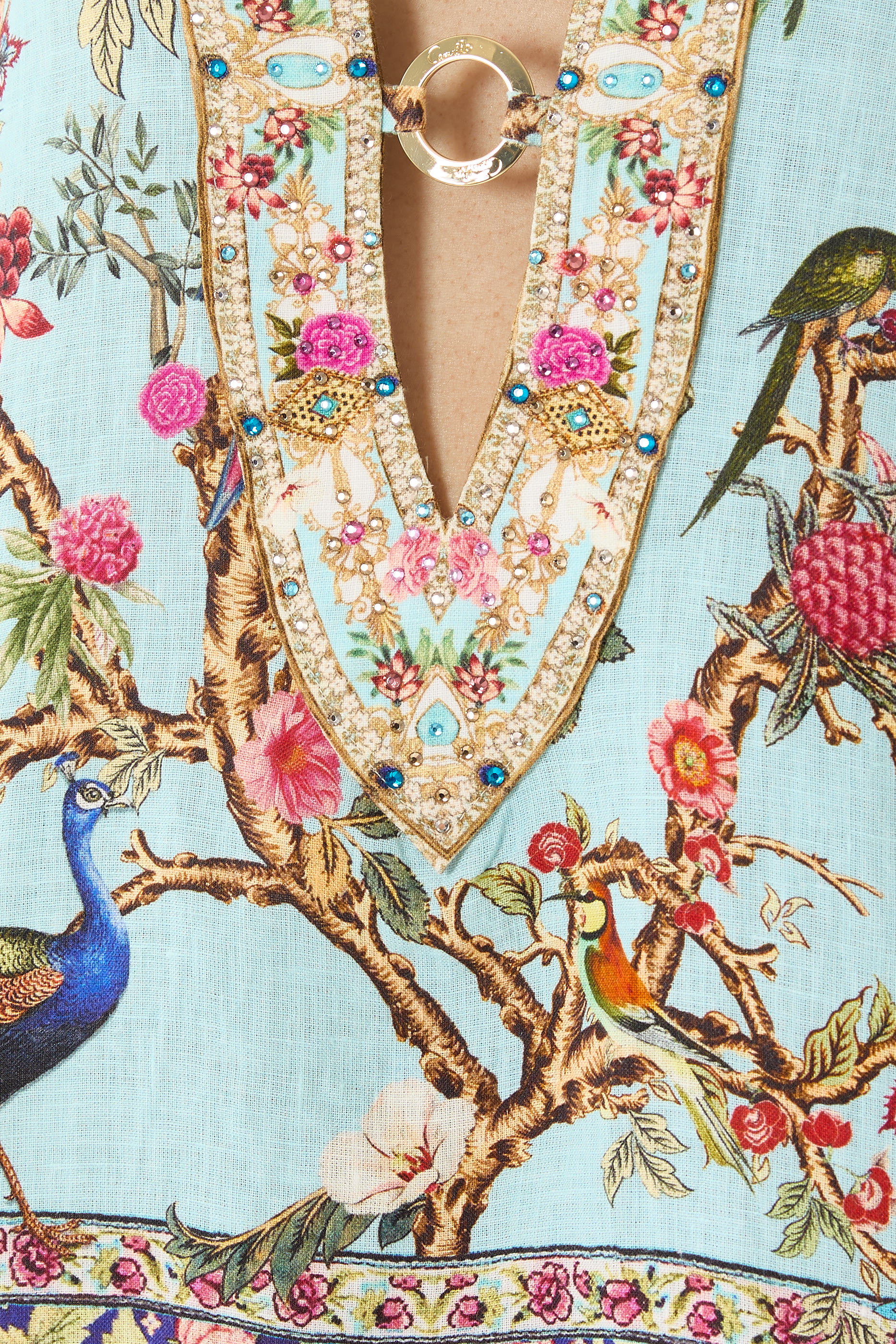 قفطان قصير بياقة V عميقة وحلية