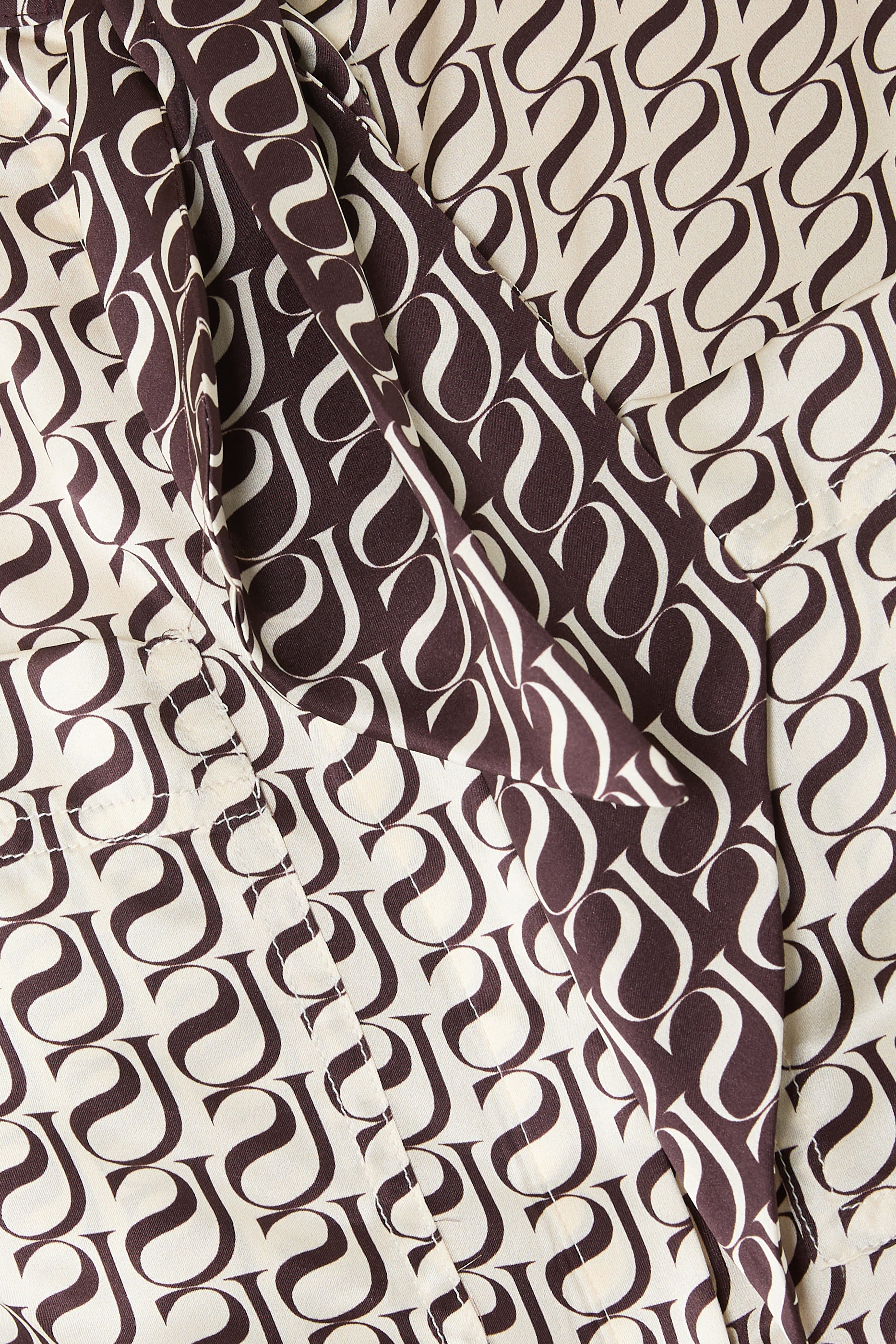 قميص بجزء بلون مغاير ونقشات حروف شعار الماركة حرير