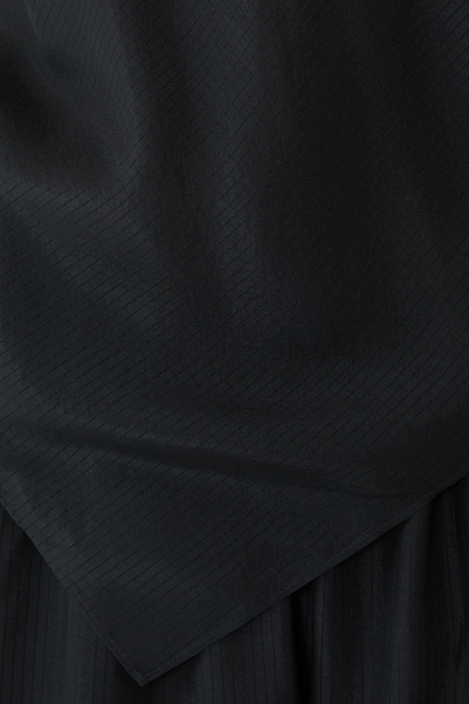 بلوزة جريد برباط حول العنق حرير