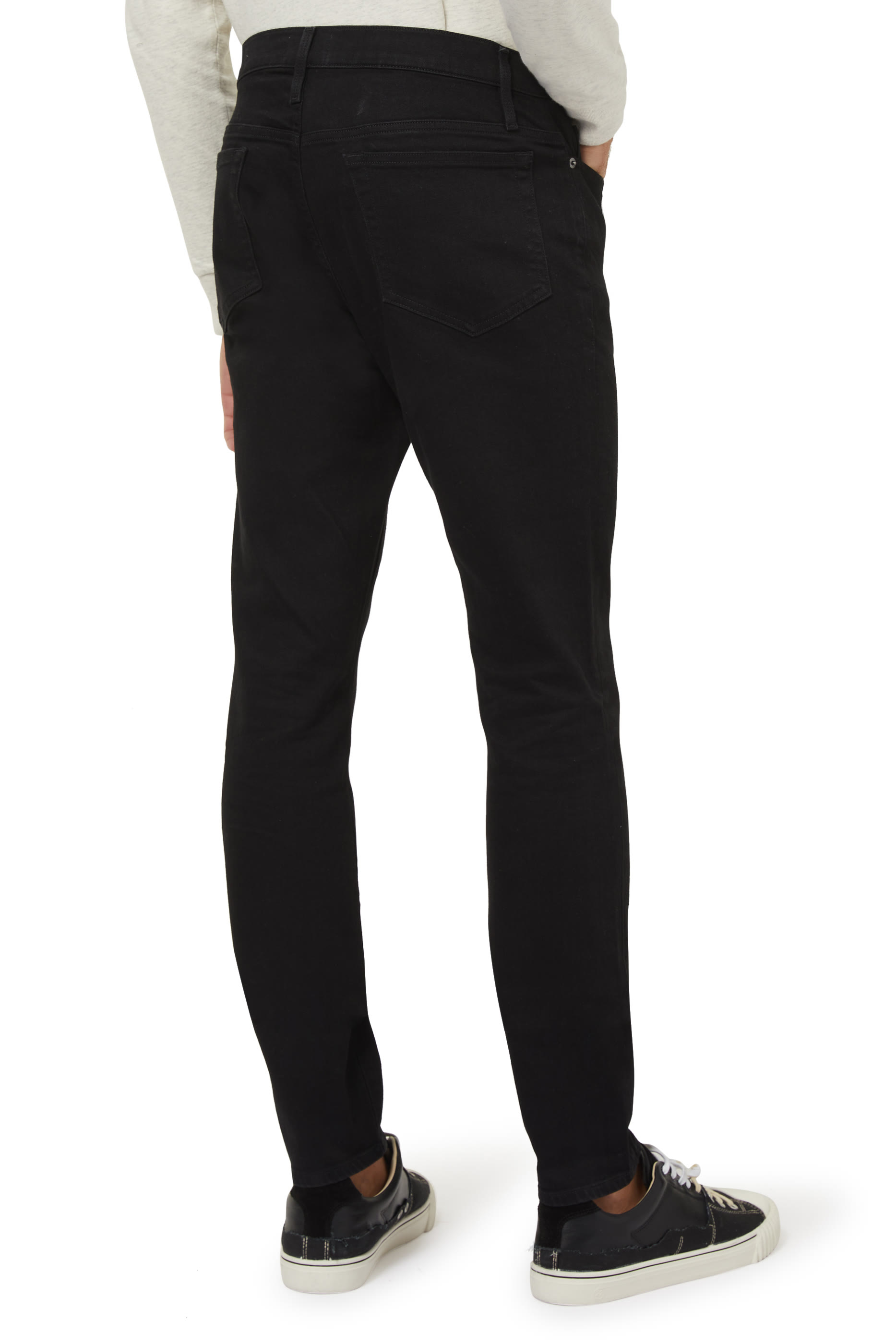 بنطال جينز بقصة سكيني ضمن تشكيلة لوم