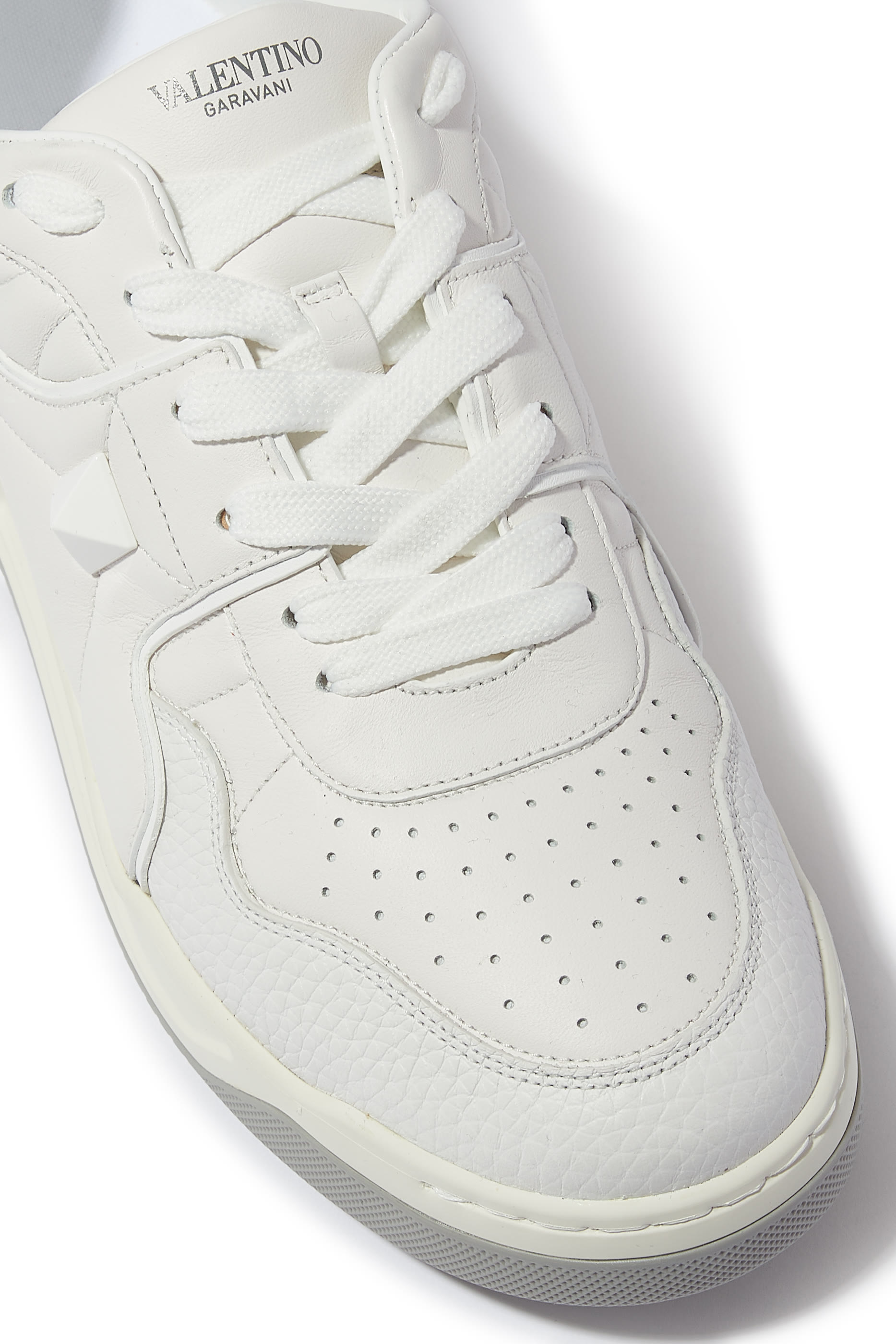 سنيكرز ون مزين بحلي هرمية